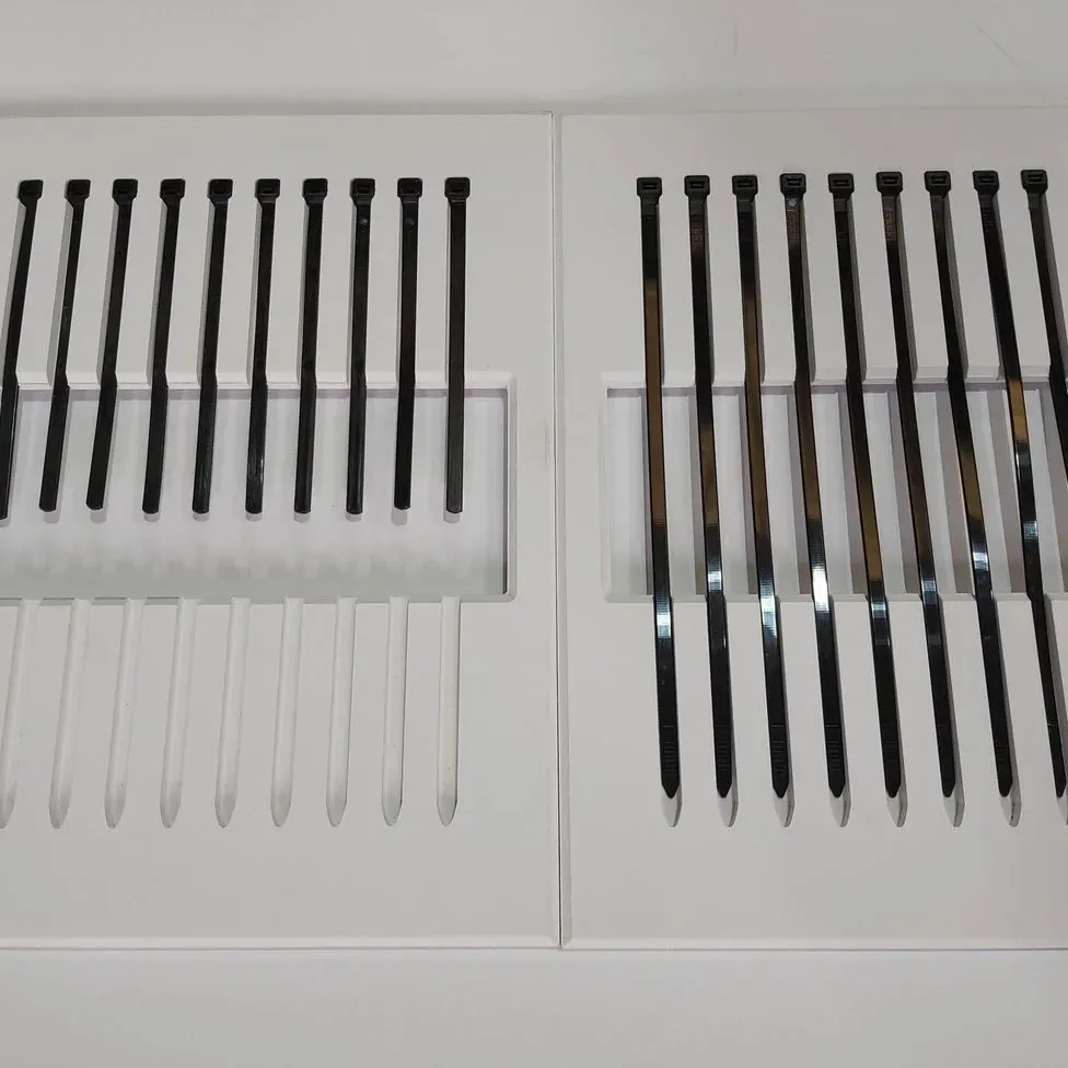 Un montón de bolígrafos están alineados en una fila