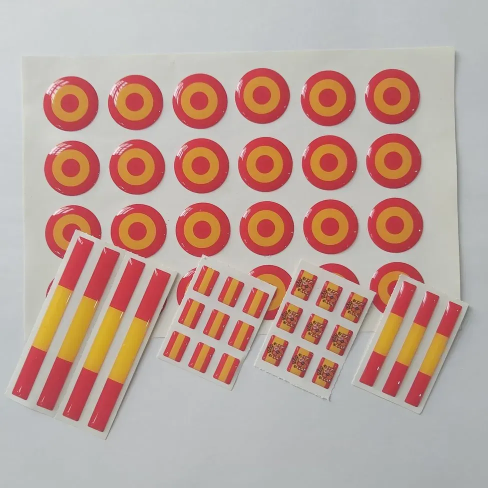 Una hoja de pegatinas con círculos rojos y amarillos.