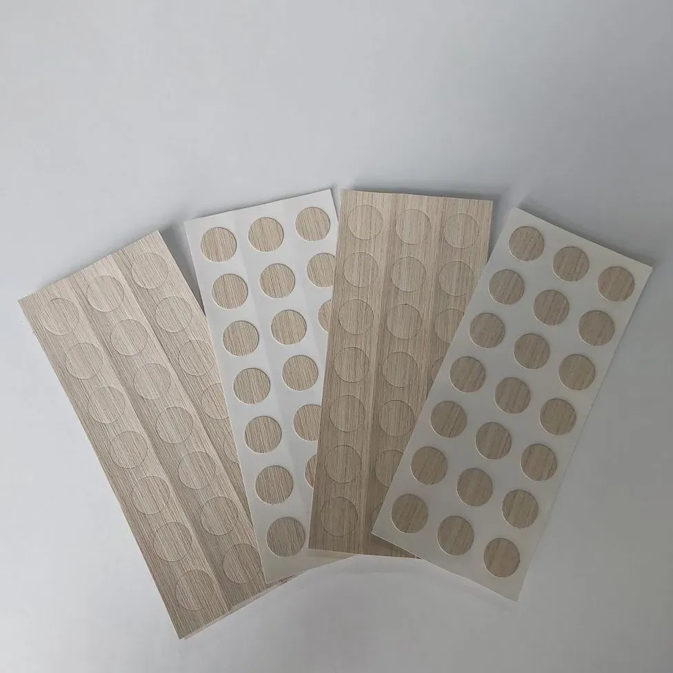 Cuatro trozos de madera con círculos en ellos están sobre una mesa.