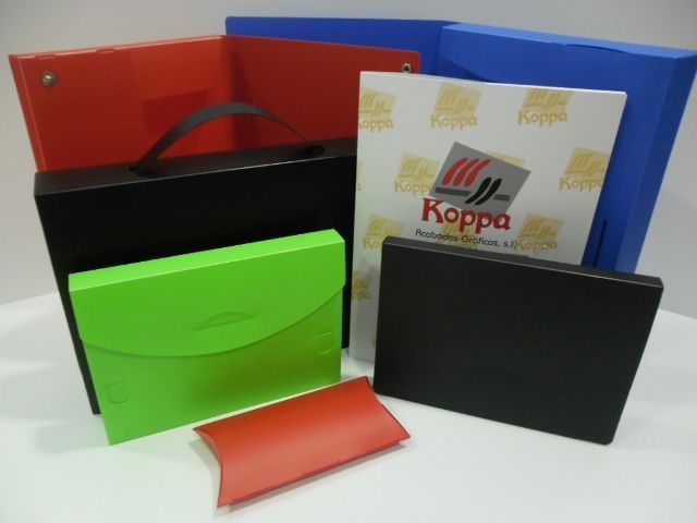 Un grupo de cajas con la palabra koppa en ellas