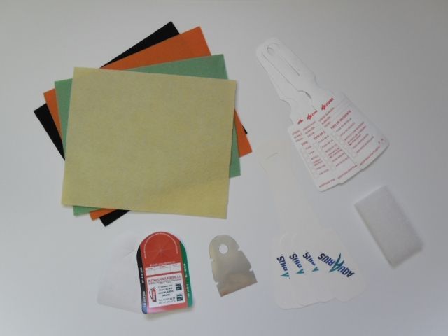 Unos trozos de papel y una espátula sobre una mesa.