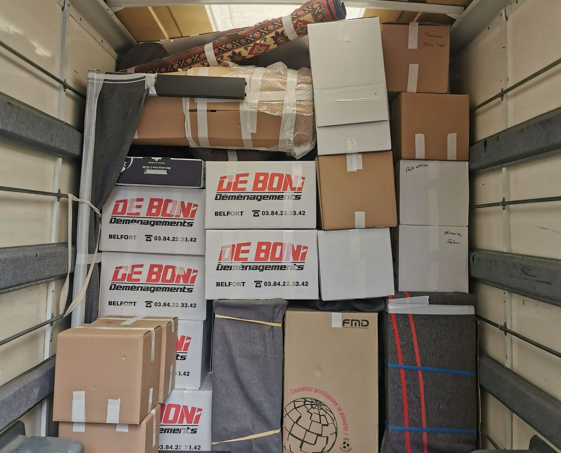Camion de DE BONI déménagement avec plein de cartons