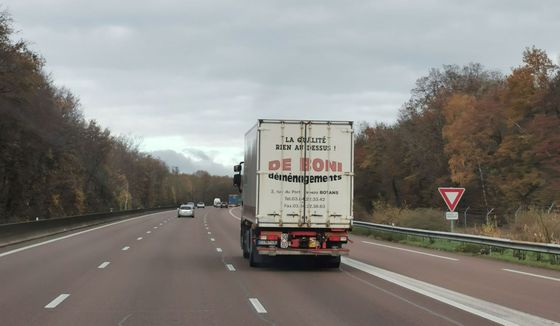 Camion DE BONI sur l'autoroute