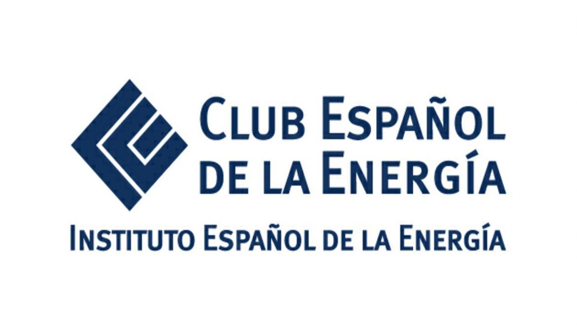 Logotipo del Club Español de la Energía: símbolo abstracto azul y texto en azul oscuro sobre blanco.