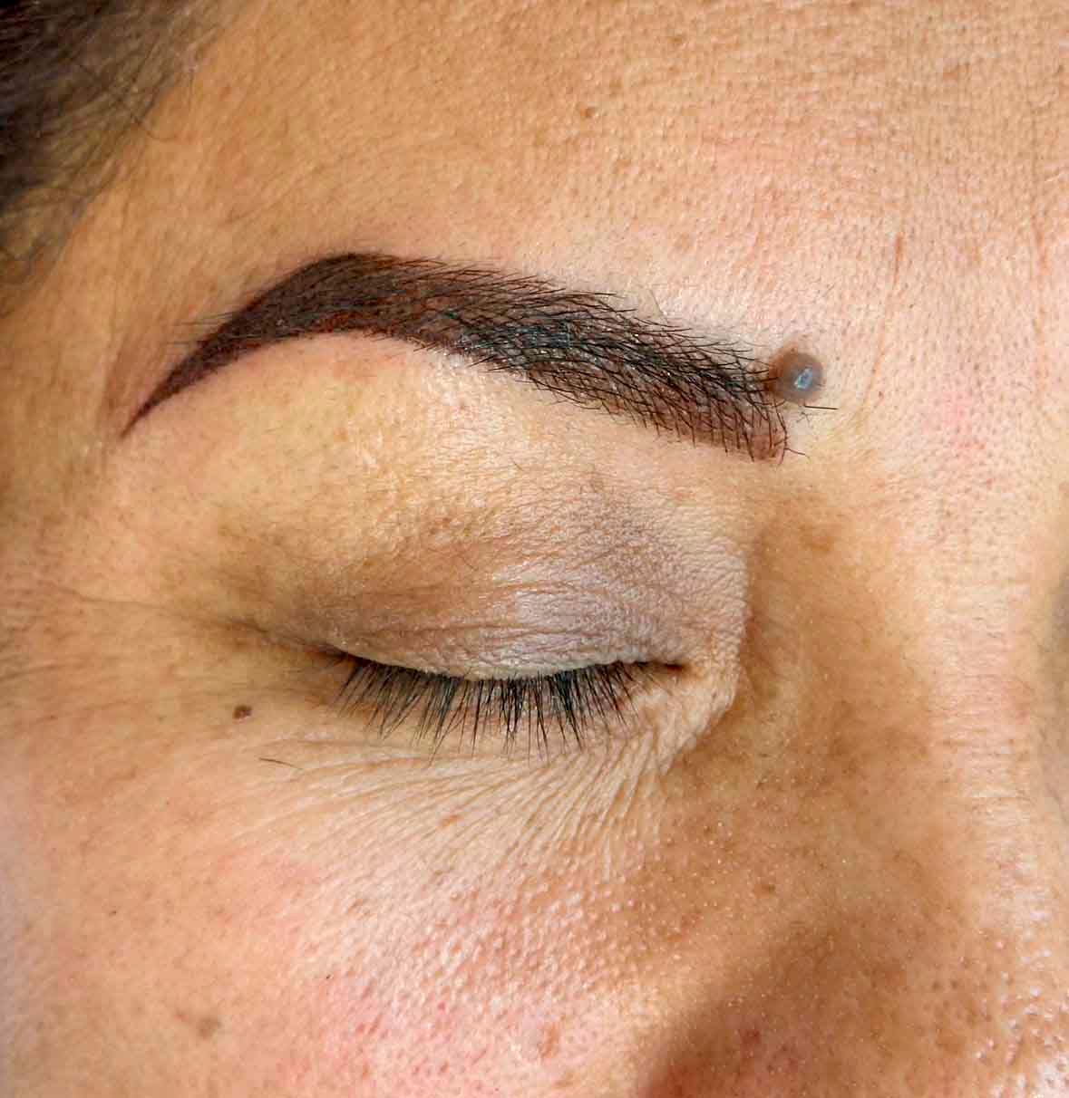 Un primer plano del rostro de una mujer con los ojos cerrados.
