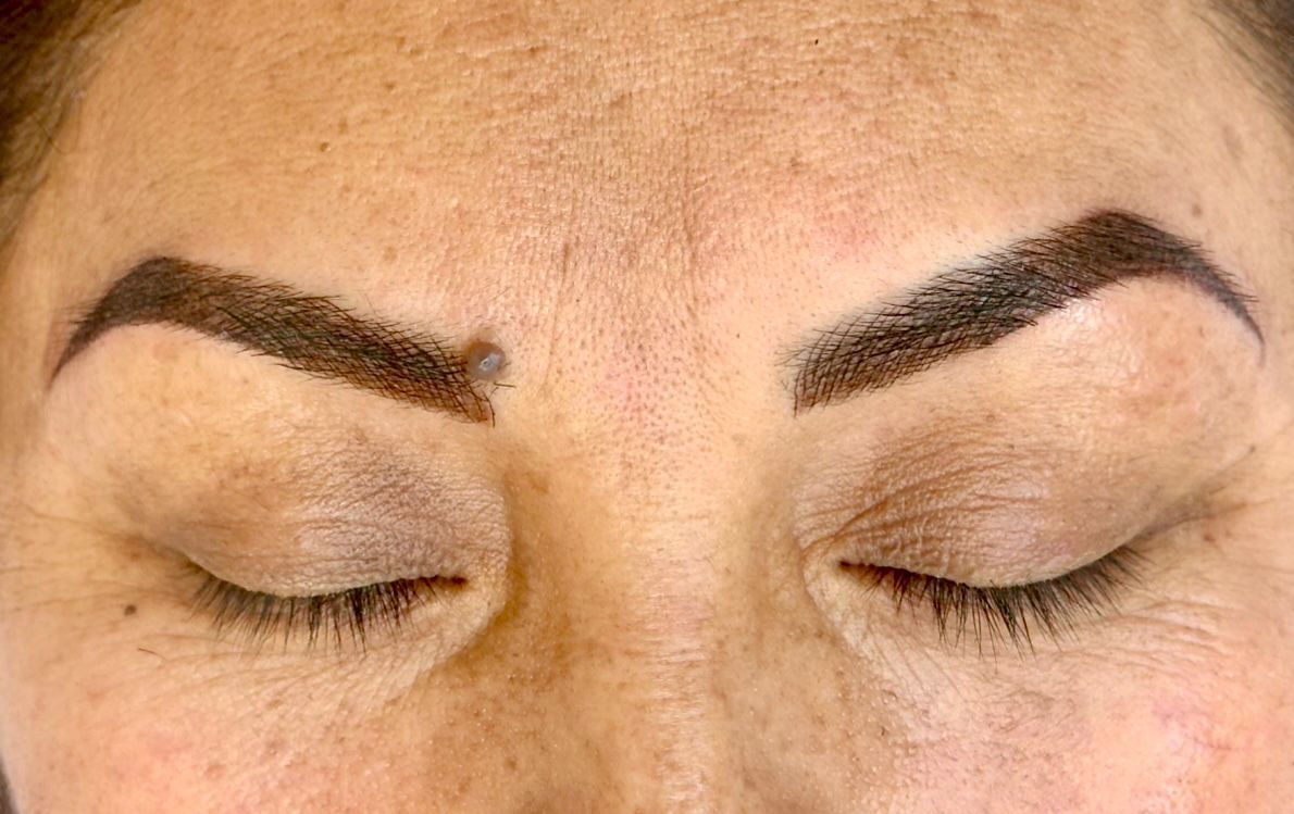 Un primer plano del rostro de una mujer con los ojos cerrados.