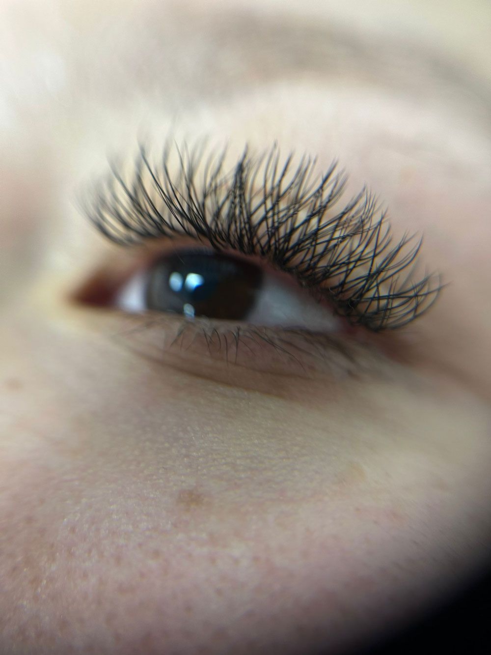 Un primer plano del ojo de una mujer con pestañas largas.