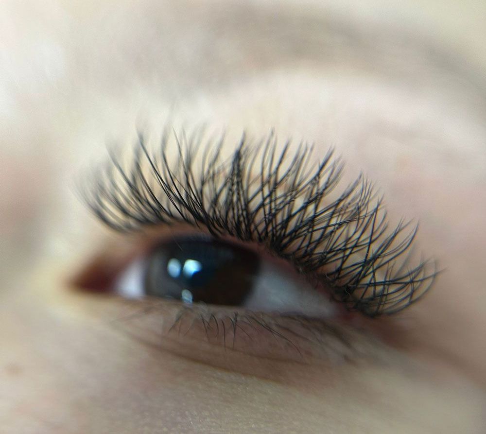 Un primer plano del ojo de una mujer con pestañas largas.