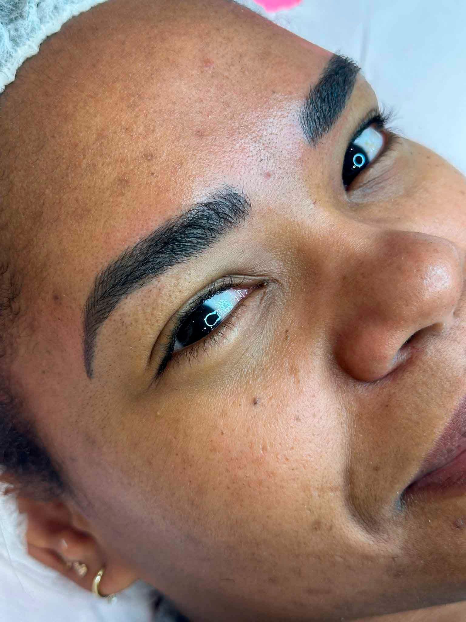Un primer plano del rostro de una mujer con cejas negras.