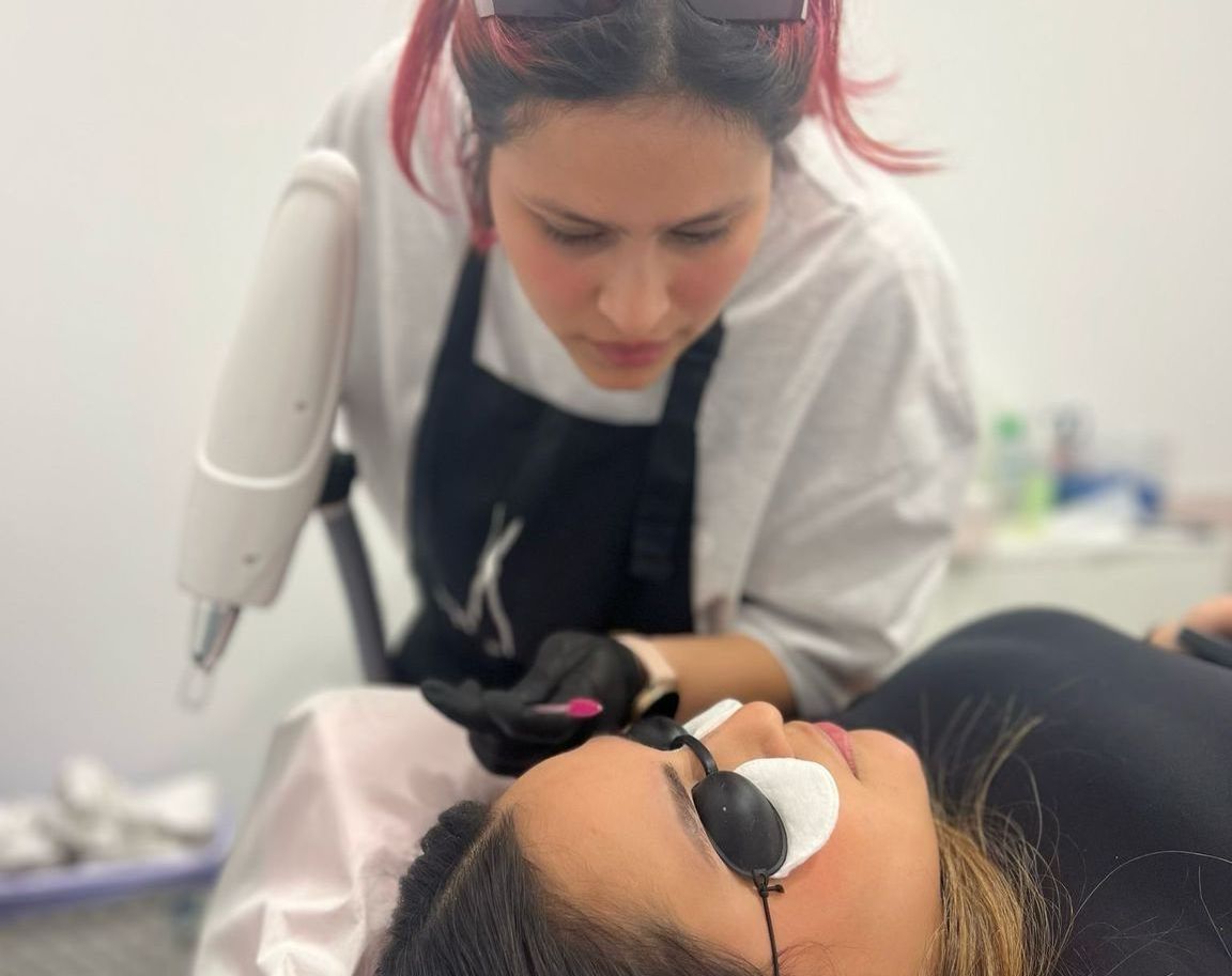 Una mujer está recibiendo un tratamiento con láser en su cara.