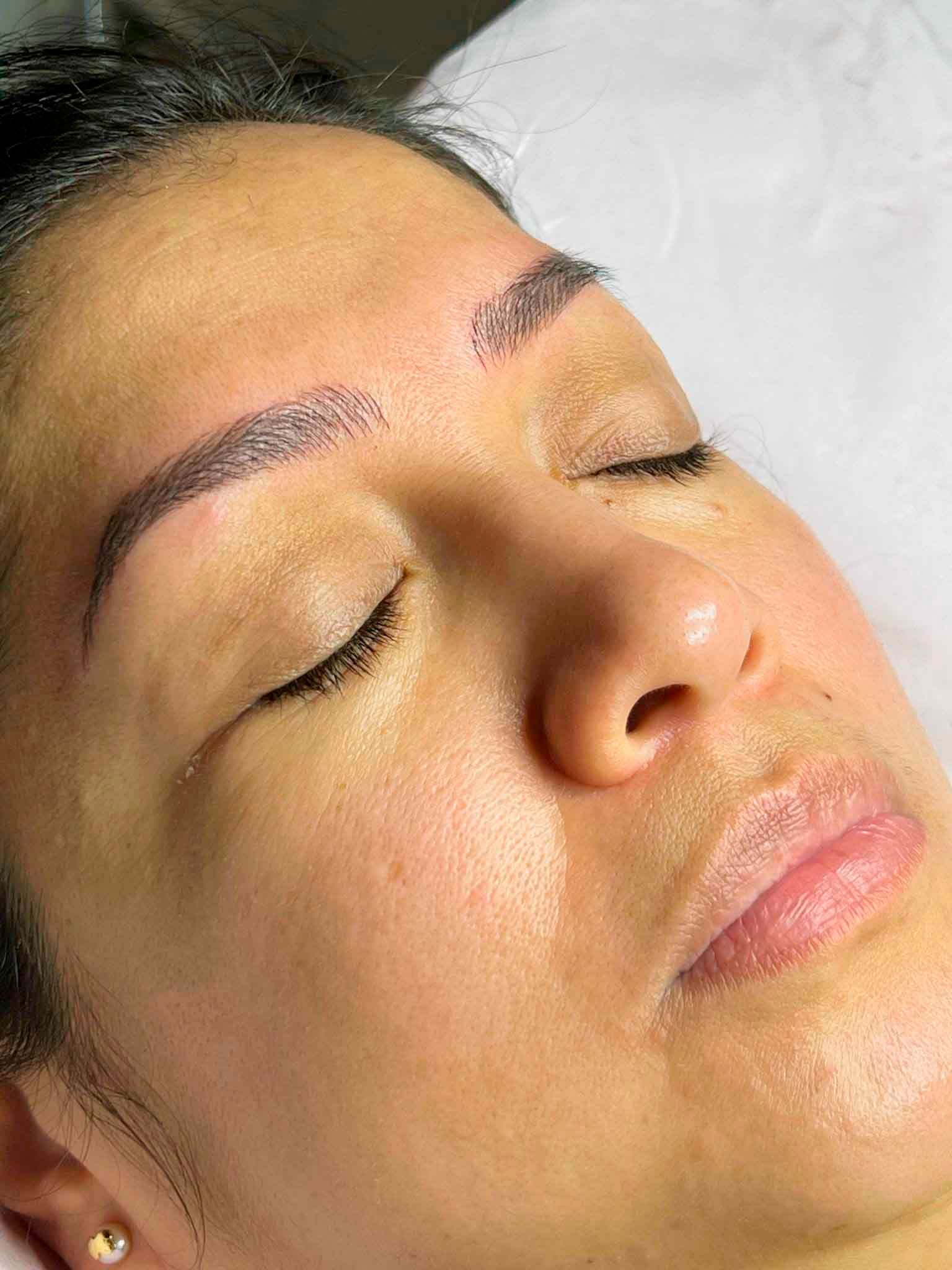 Un primer plano del rostro de una mujer con los ojos cerrados.