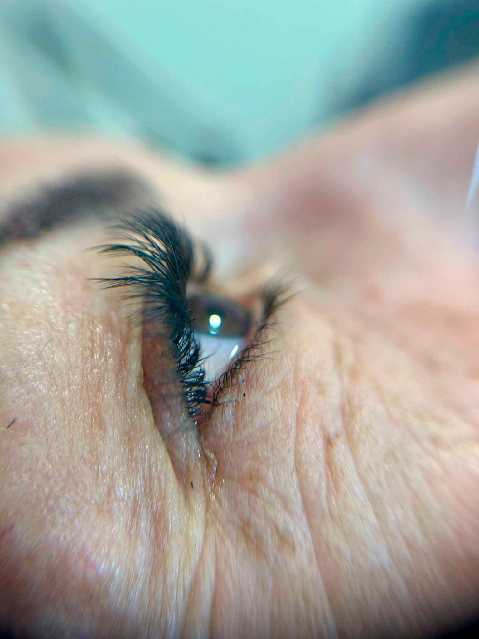 Un primer plano del ojo de una mujer con pestañas largas.