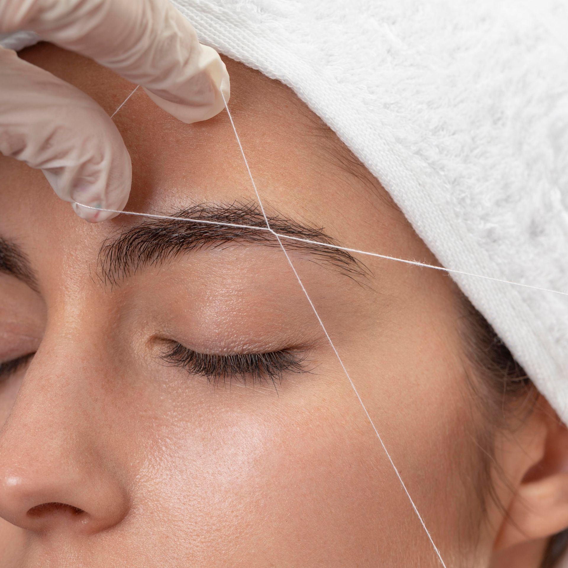 Un primer plano de las cejas de una mujer con la palabra phibrows en ellas.