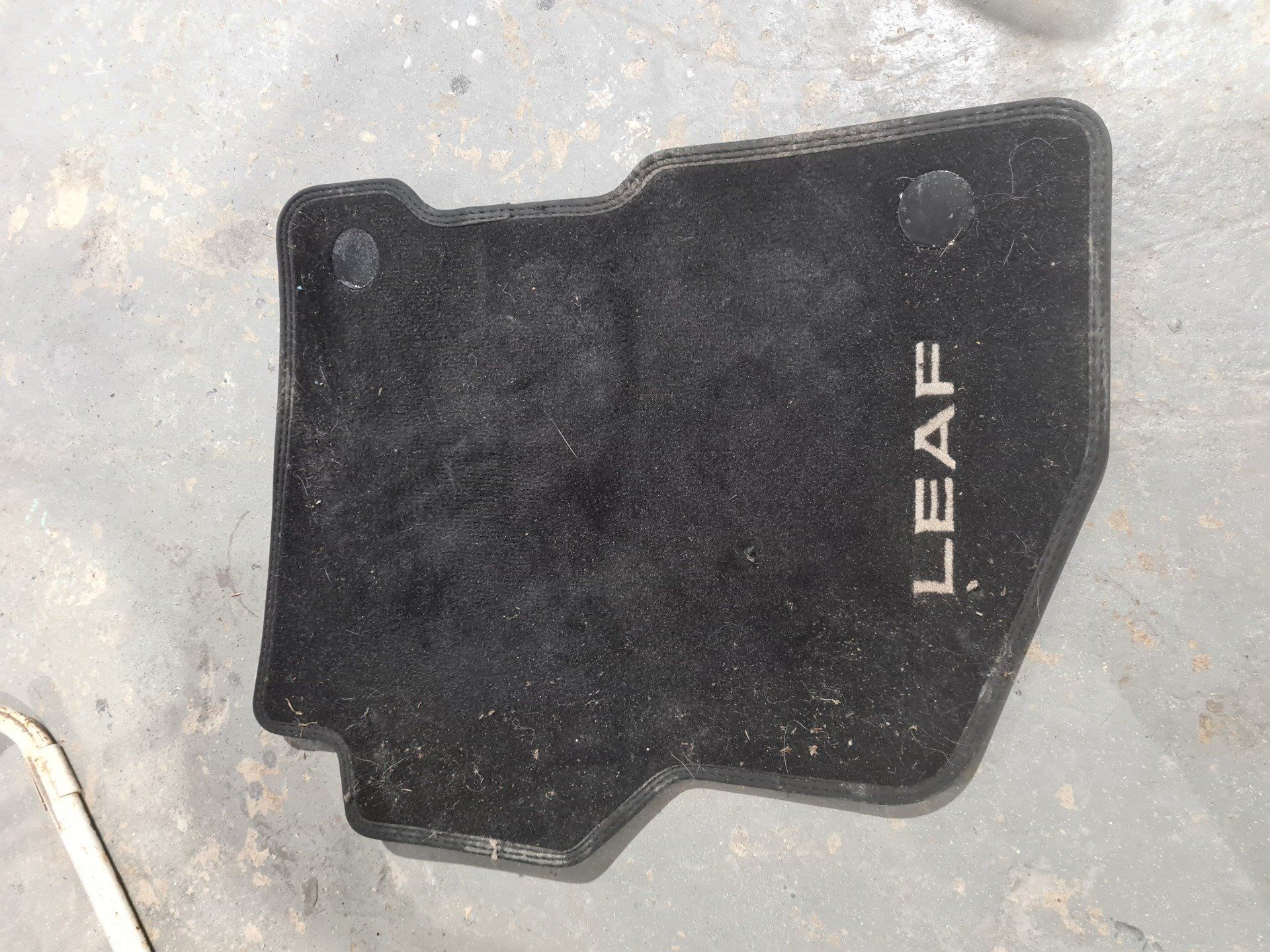 Photo d'un tapis de voiture poussiéreux