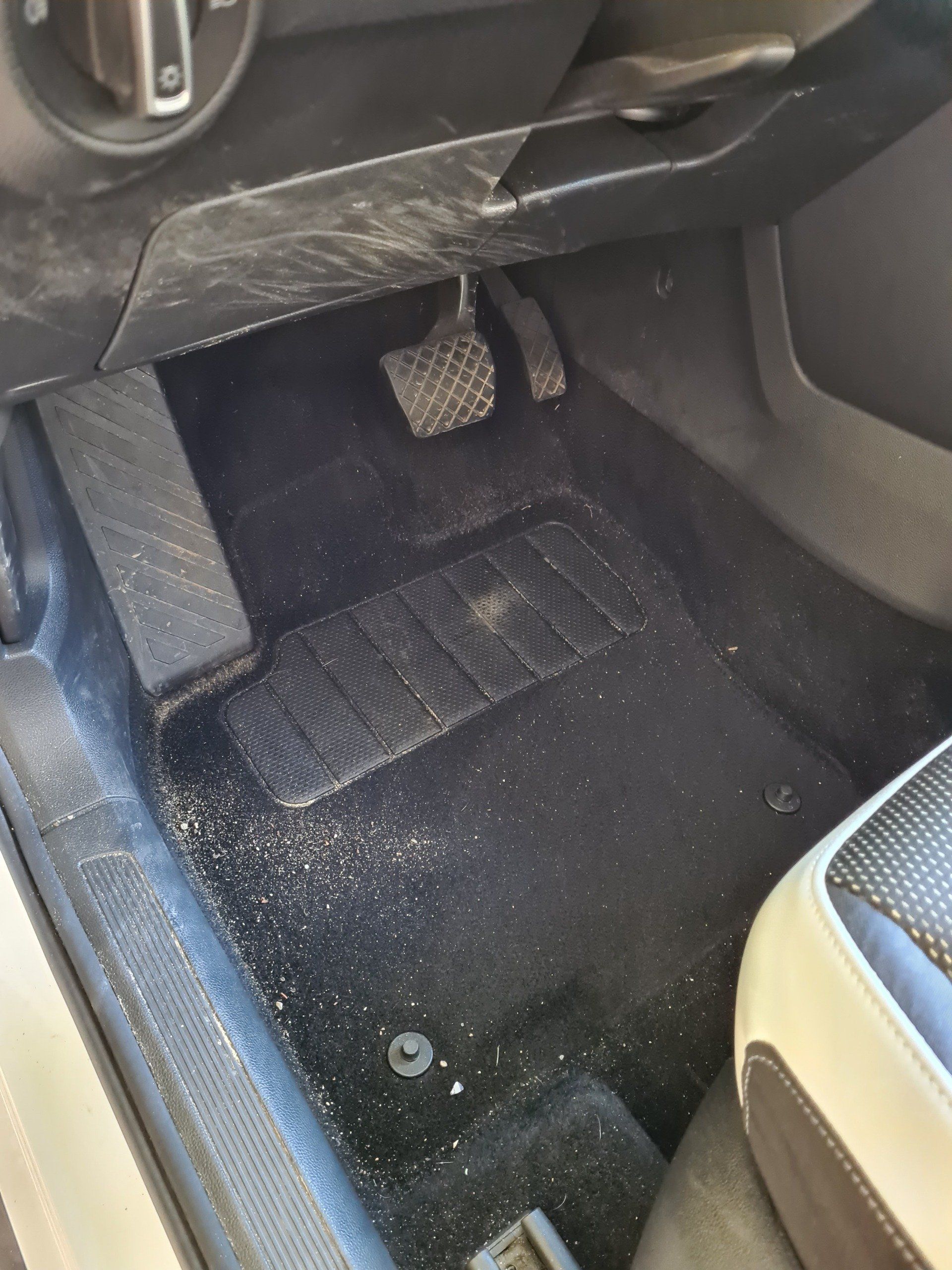 Photo d'un intérieur de voiture poussiéreux