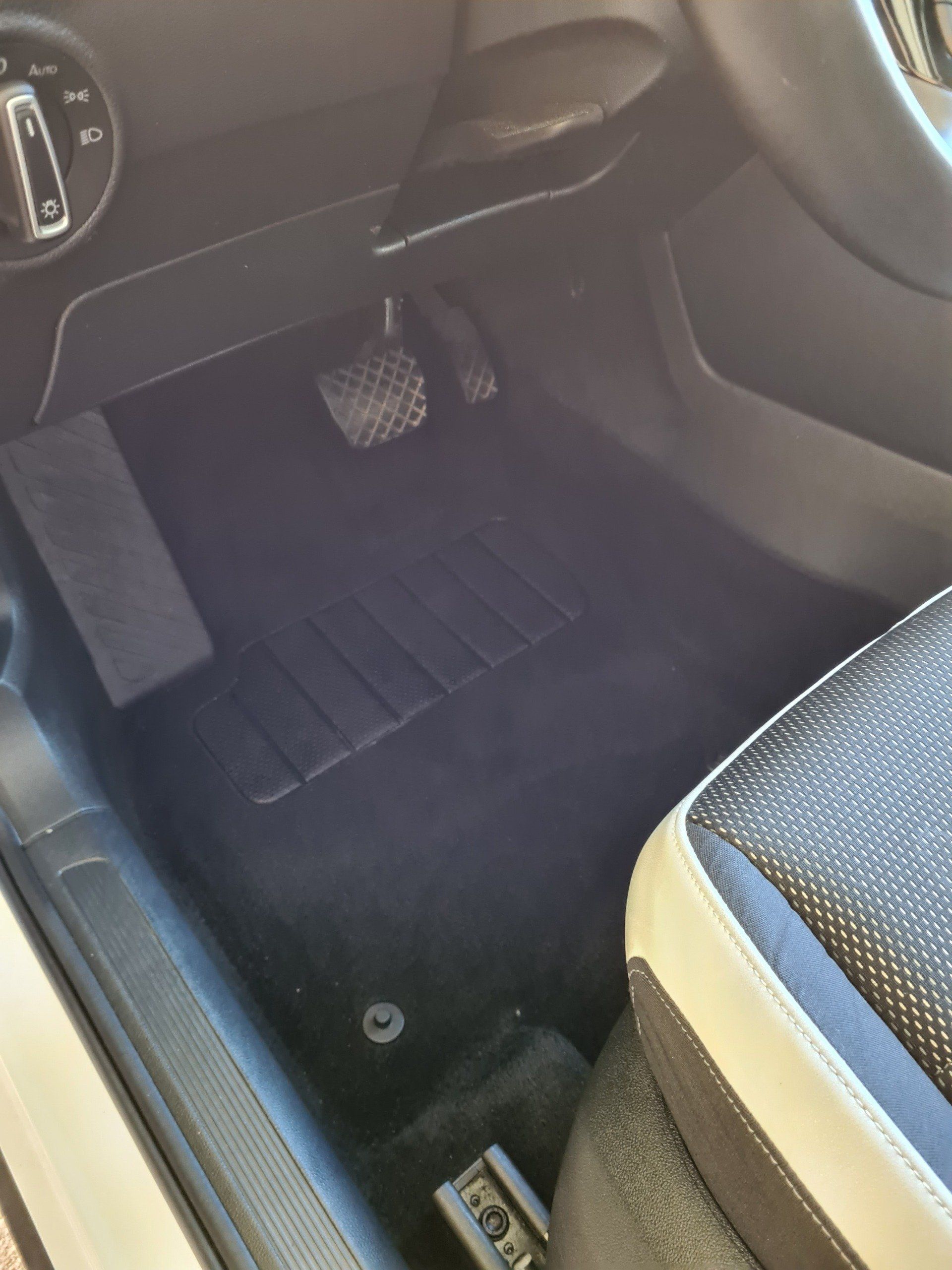 Photo d'un intérieur de voiture propre