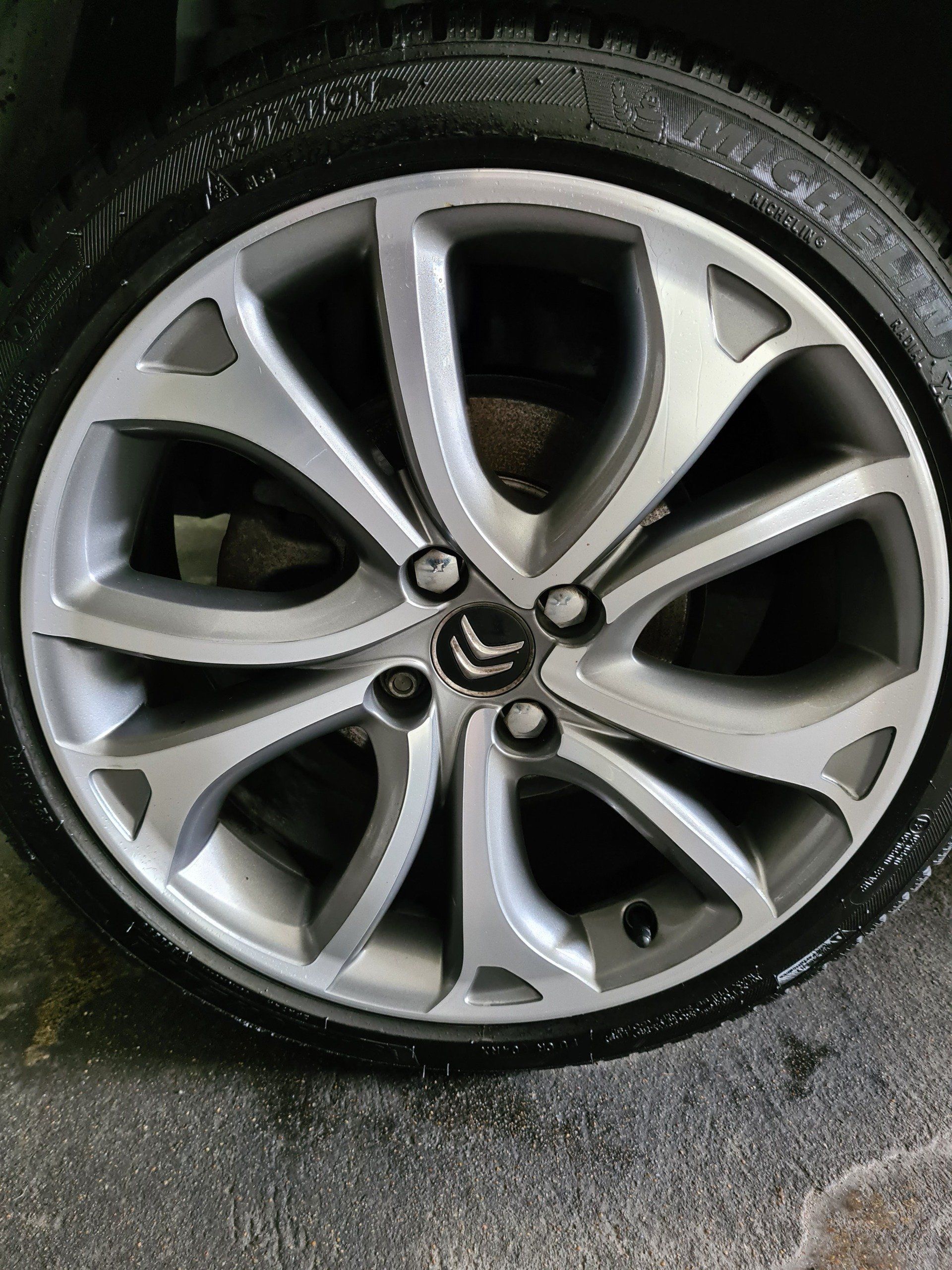 Photo d'une jante Citroën propre