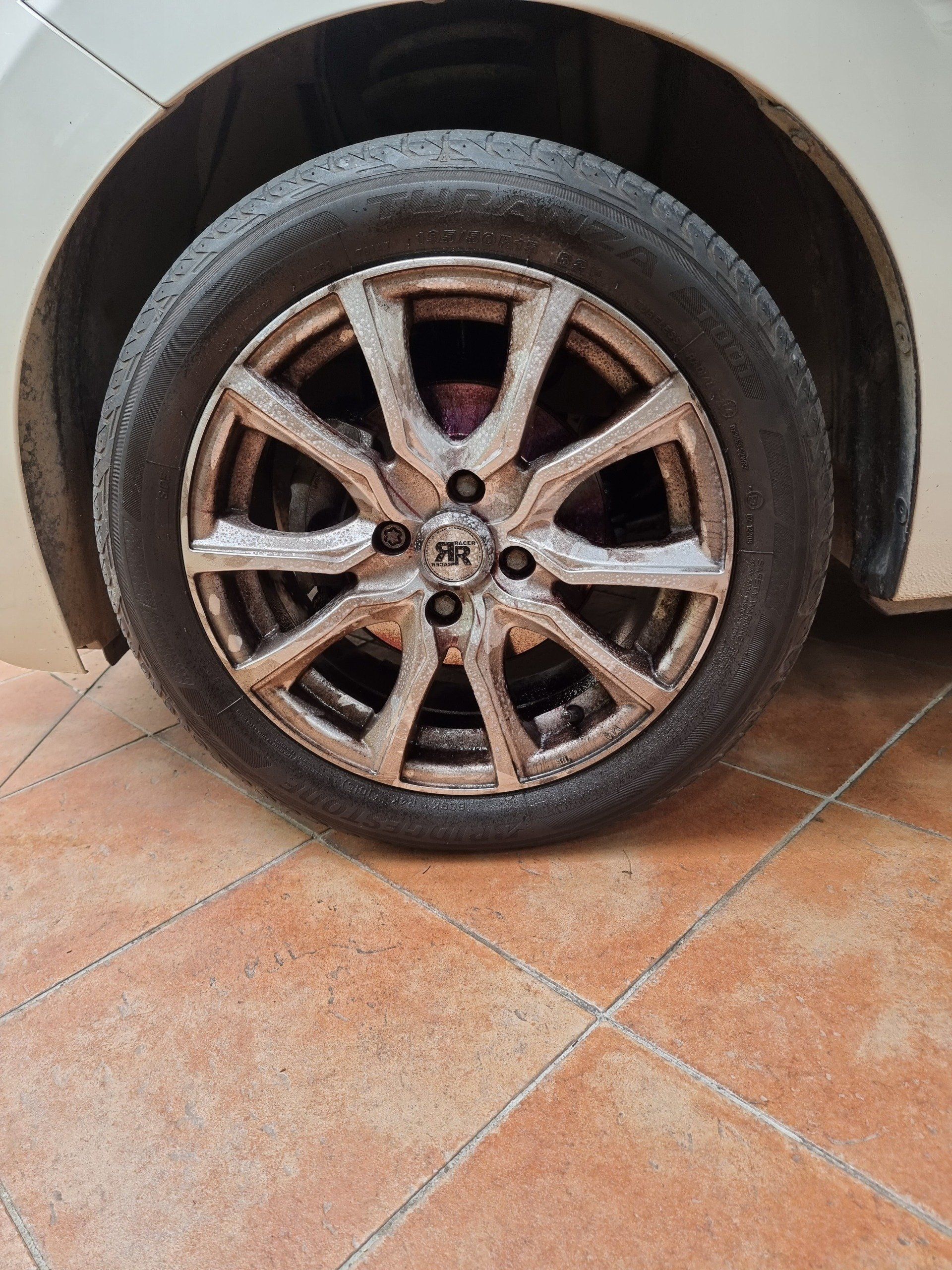 Pneu aux jantes grises avant le nettoyage