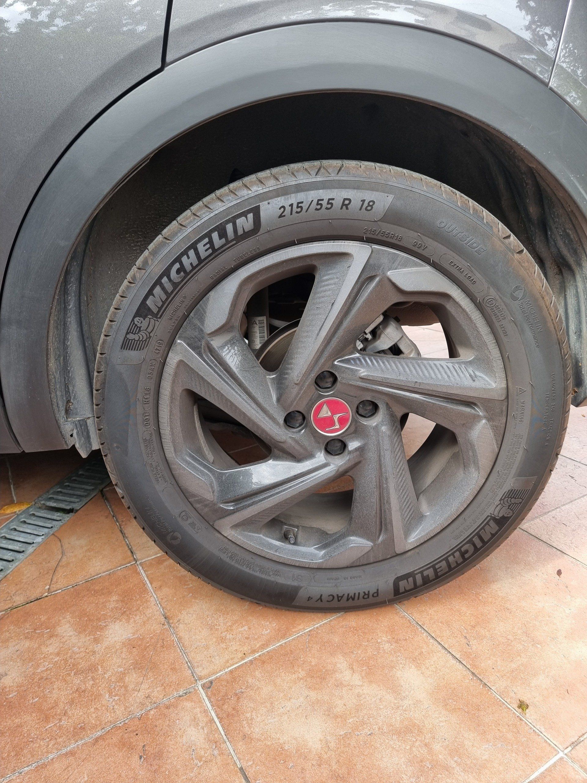 Pneu au logo rouge avant le nettoyage