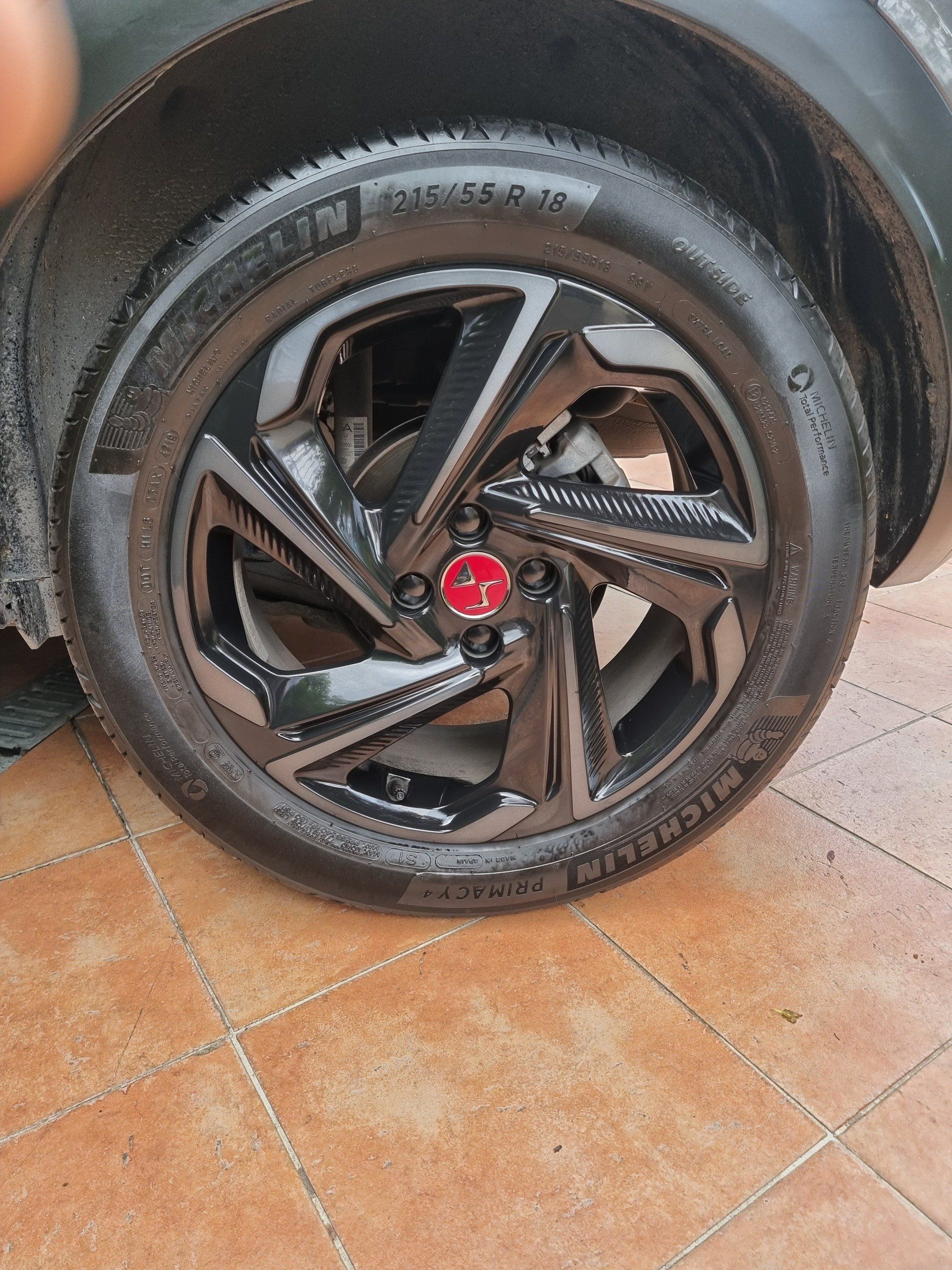 Pneu au logo rouge après le nettoyage par dapper Custom's