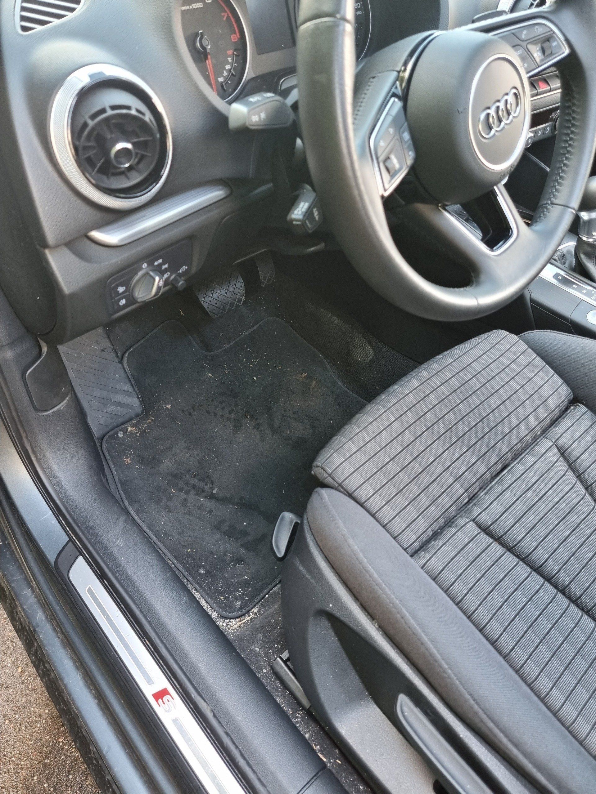 Intérieur de voiture sale avant le passage de Dapper Custom's