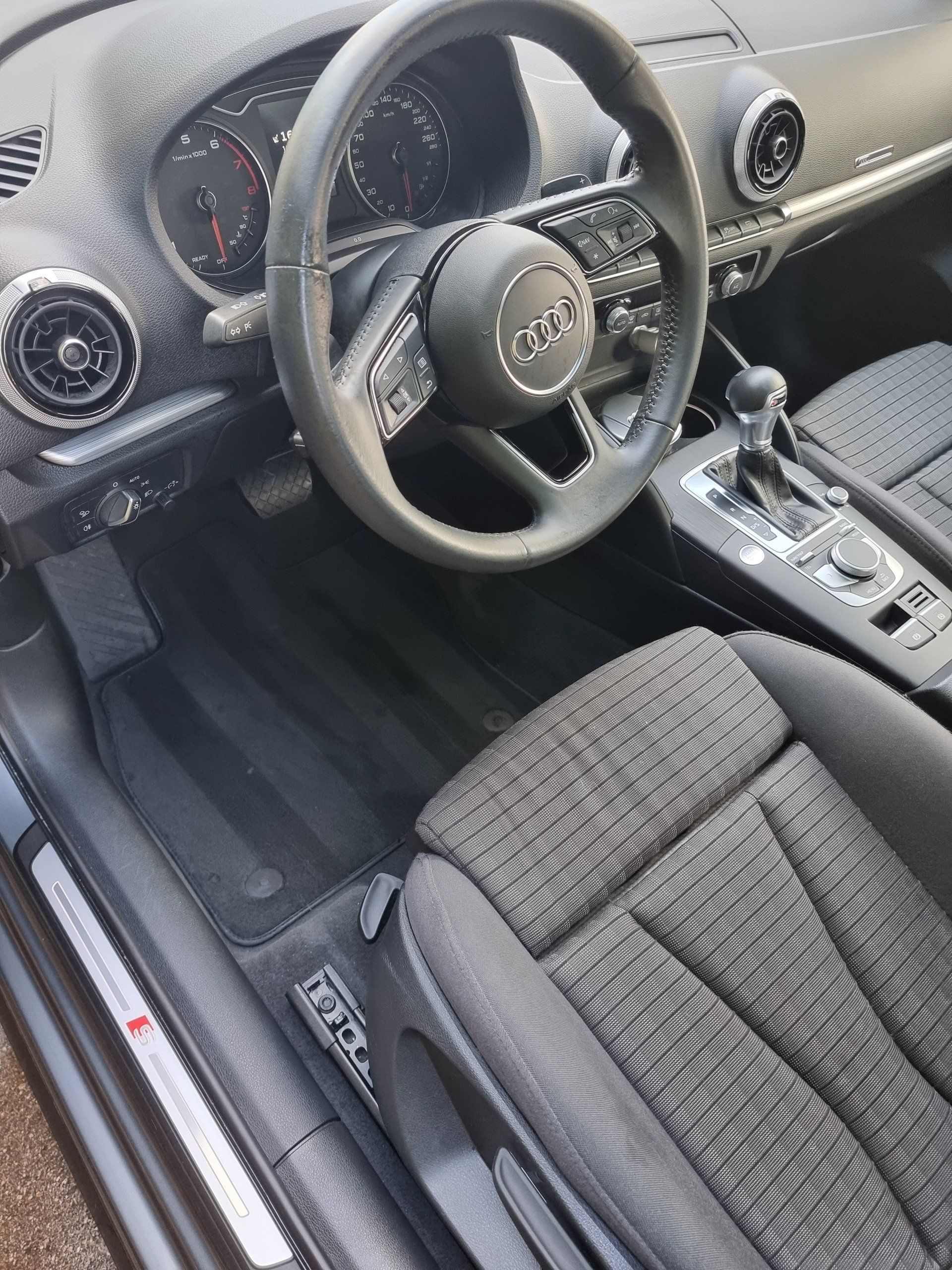 Intérieur de voiture propre après le passage de Dapper Custom's