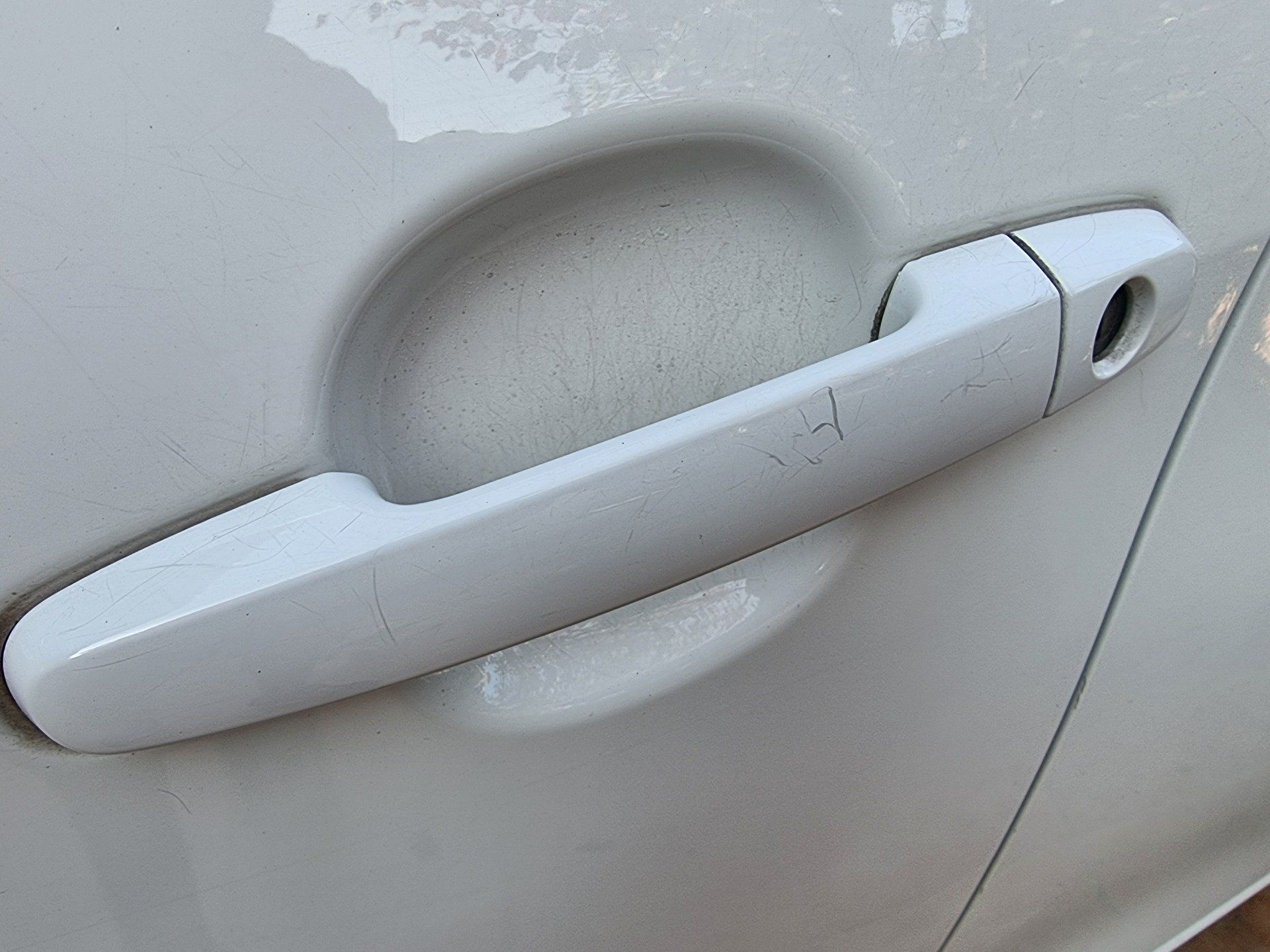 Poignée de porte de voiture sale