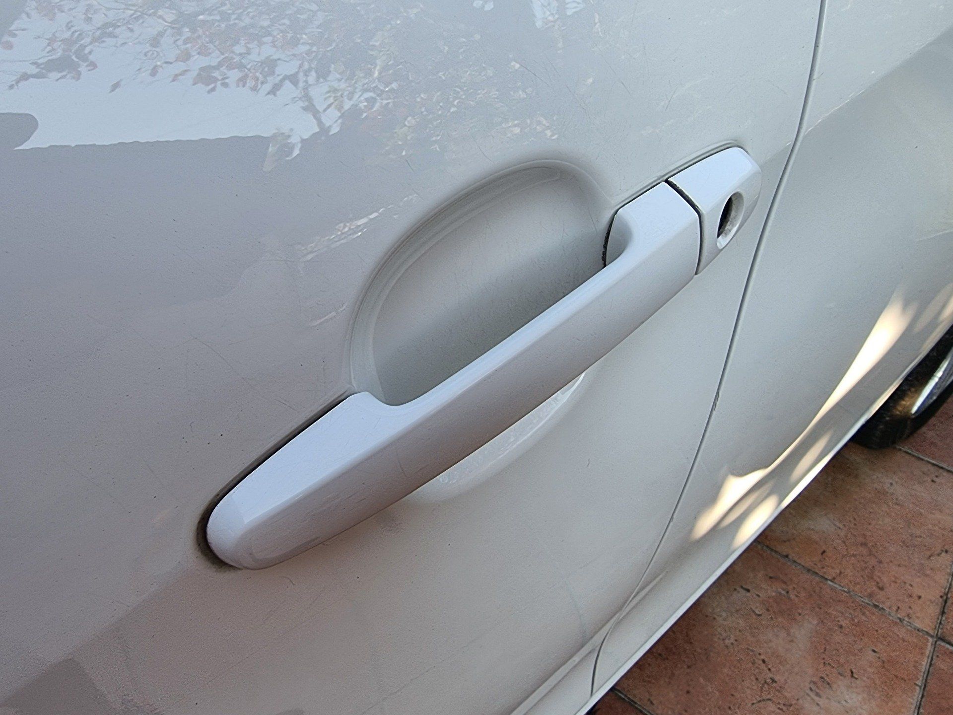 Poignée de porte de voiture nettoyée