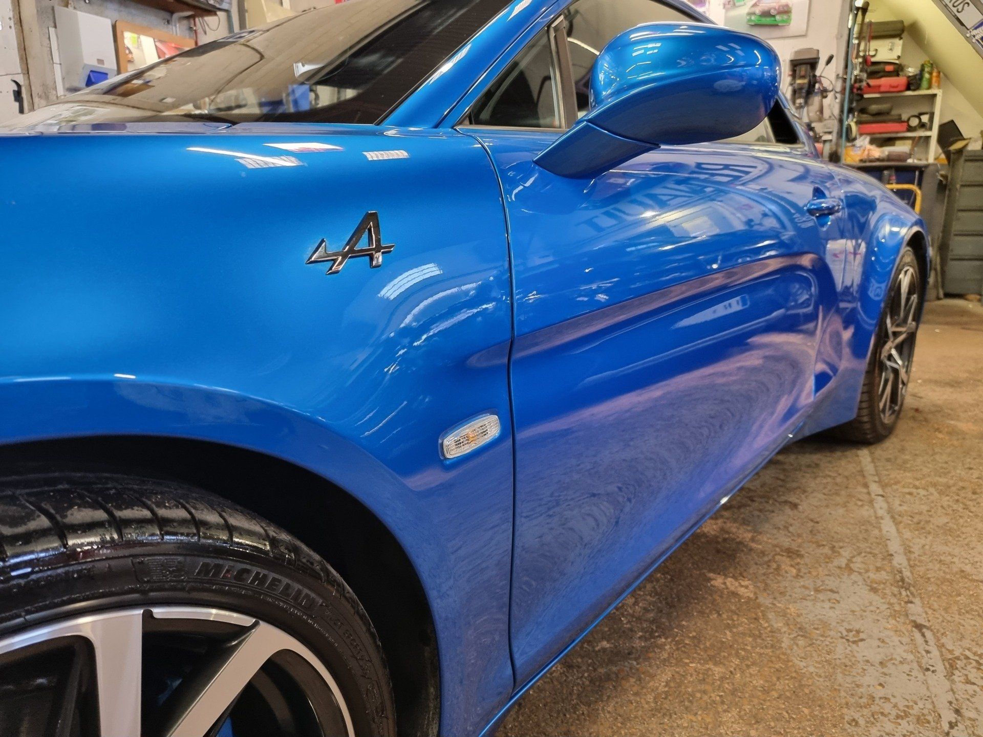 Détail de voiture bleue nettoyée par dapper Custom's