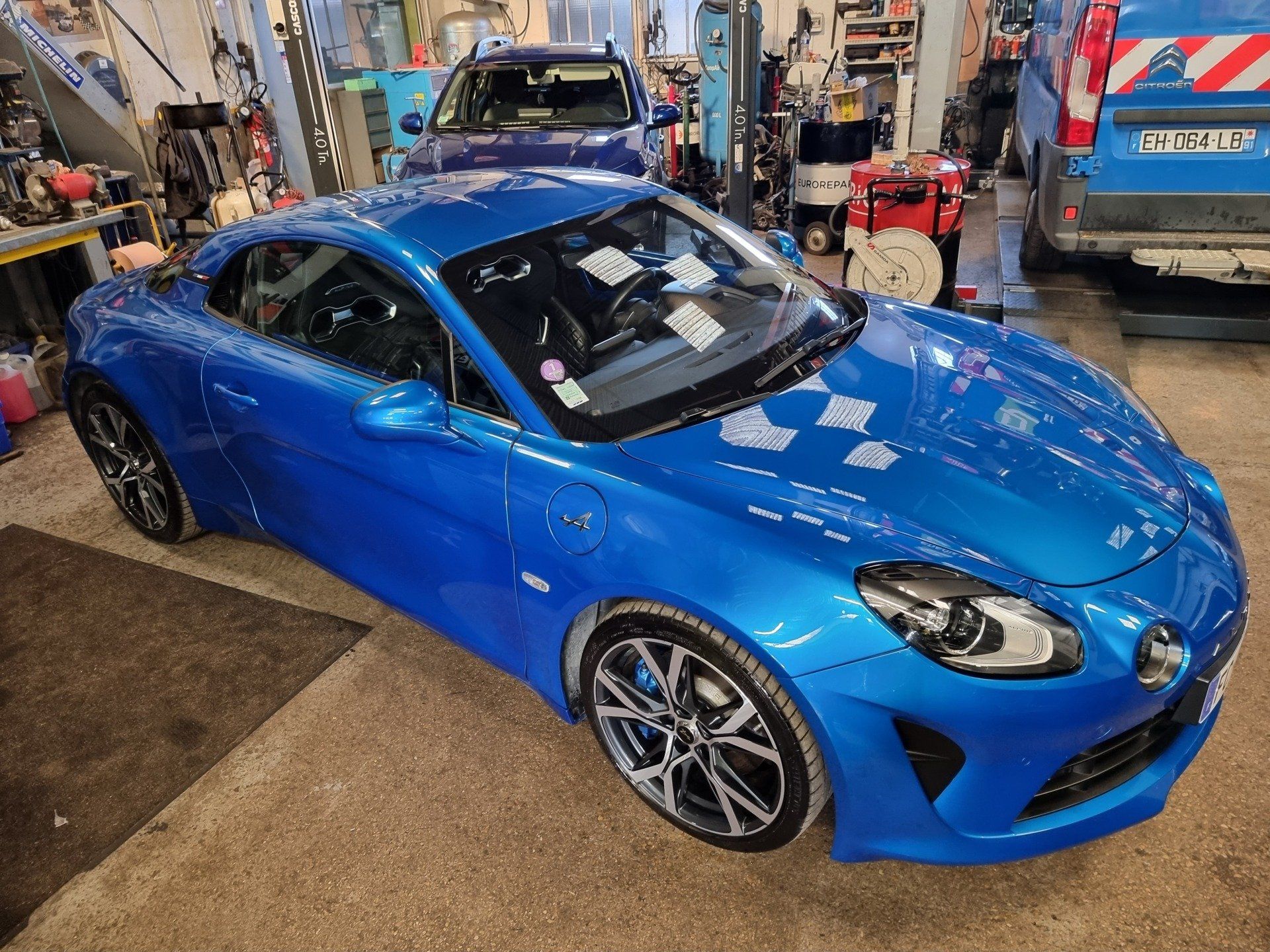 Voiture bleue après le nettoyage par un technicien Dapper Custom's
