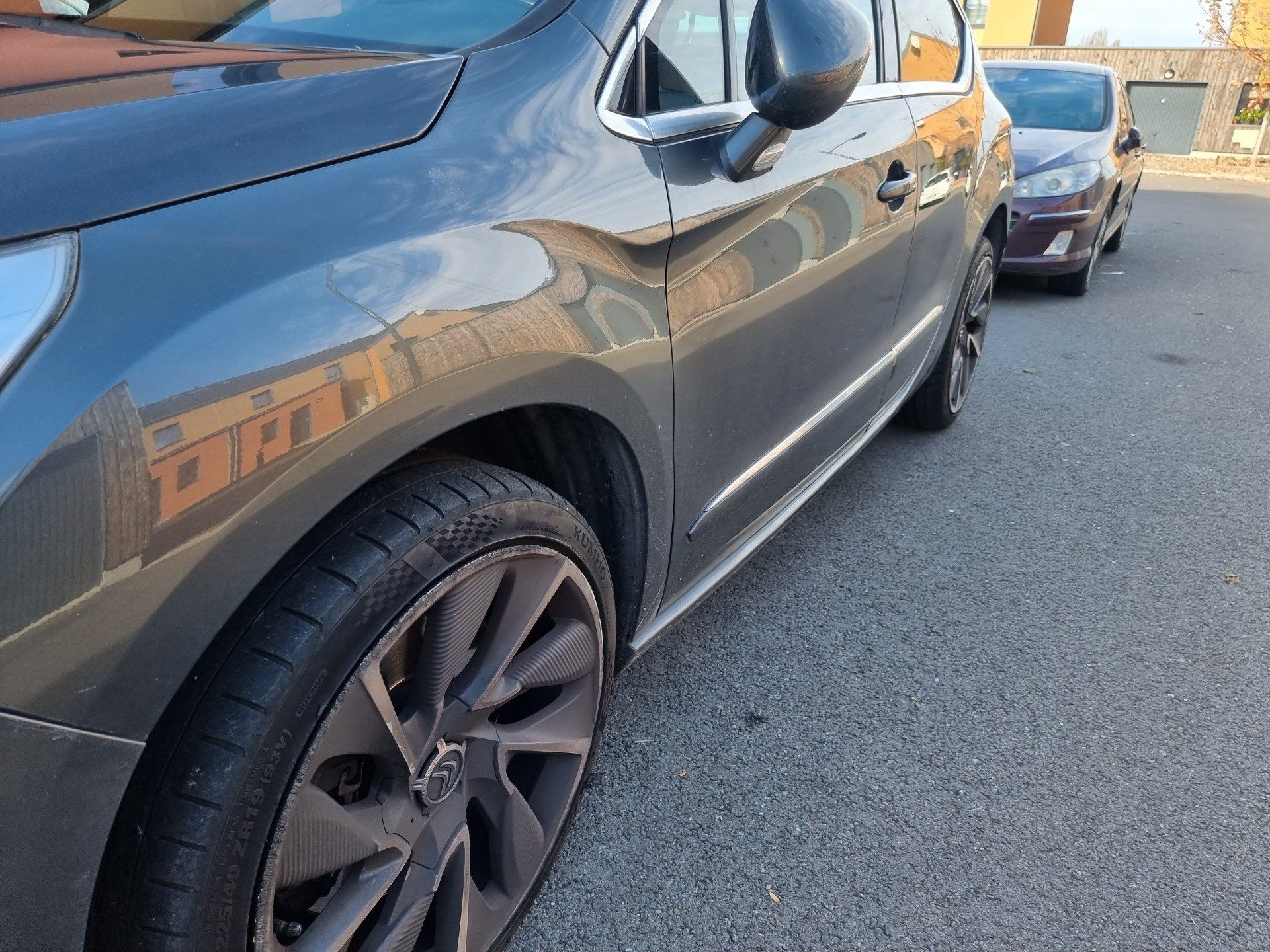 Voiture grise avant le passage de Dapper Custom's