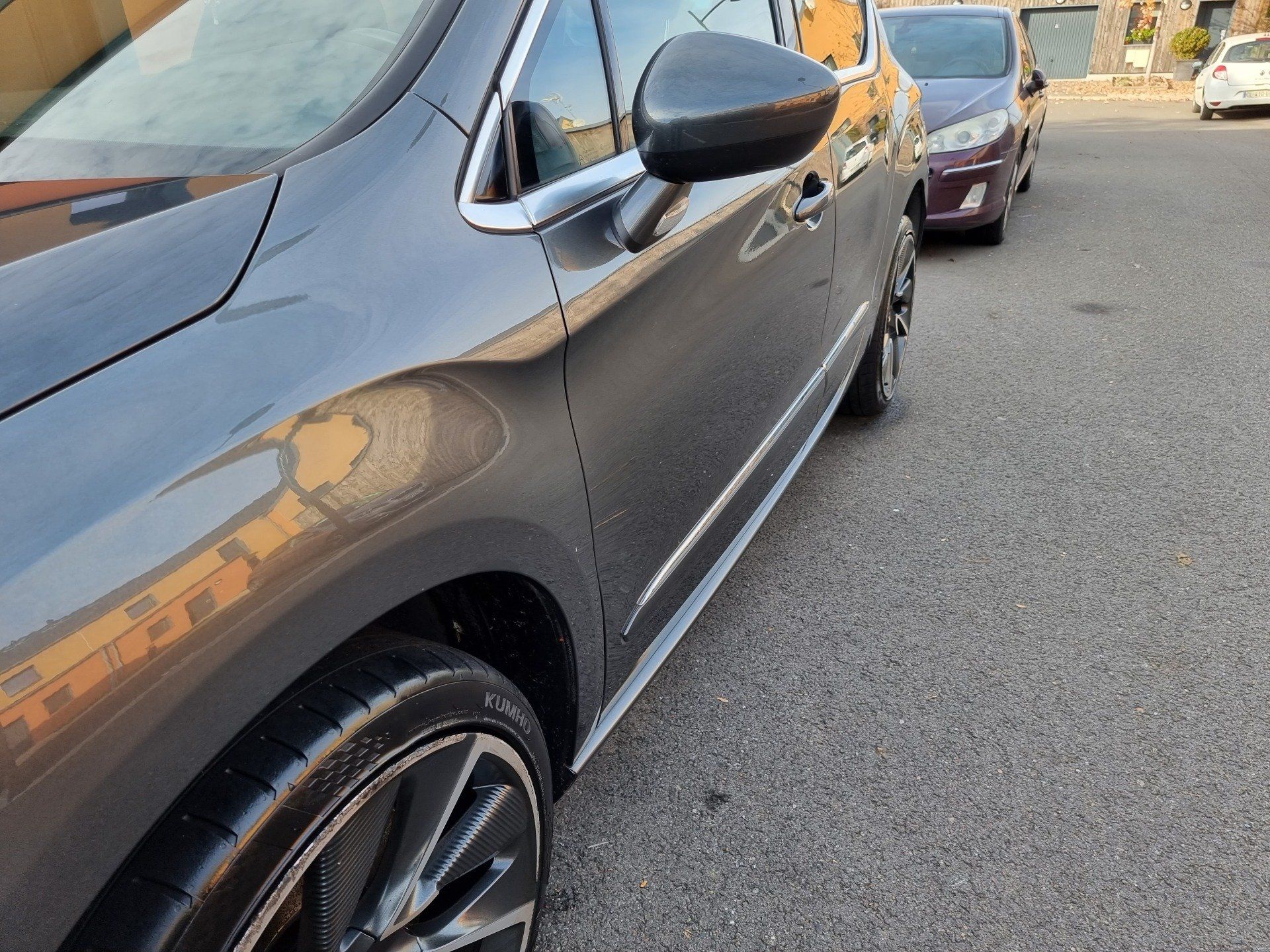 Voiture grise après la prestation de nettoyage en profondeur de dapper Custom's