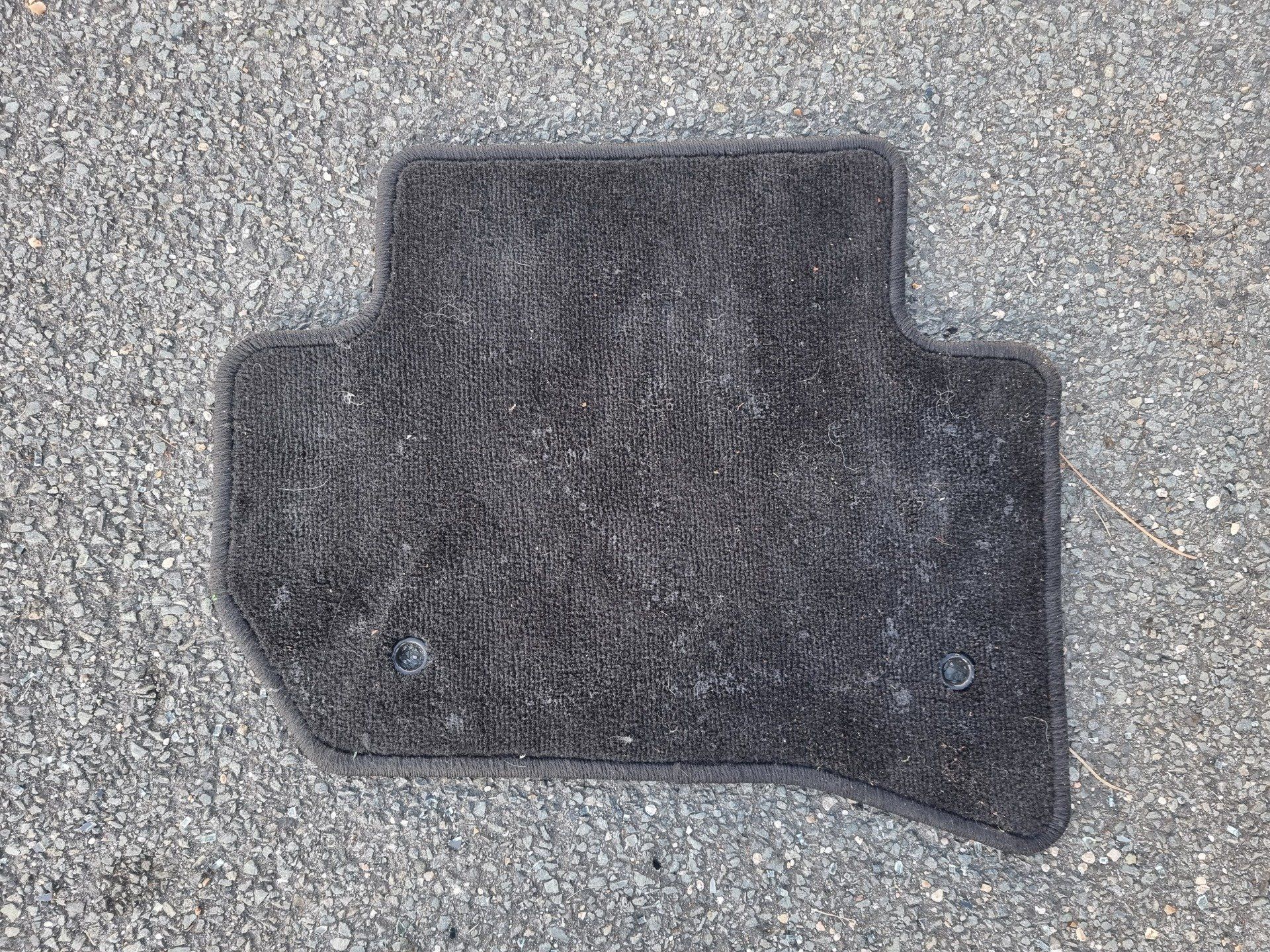 Tapis de sol de voiture sale