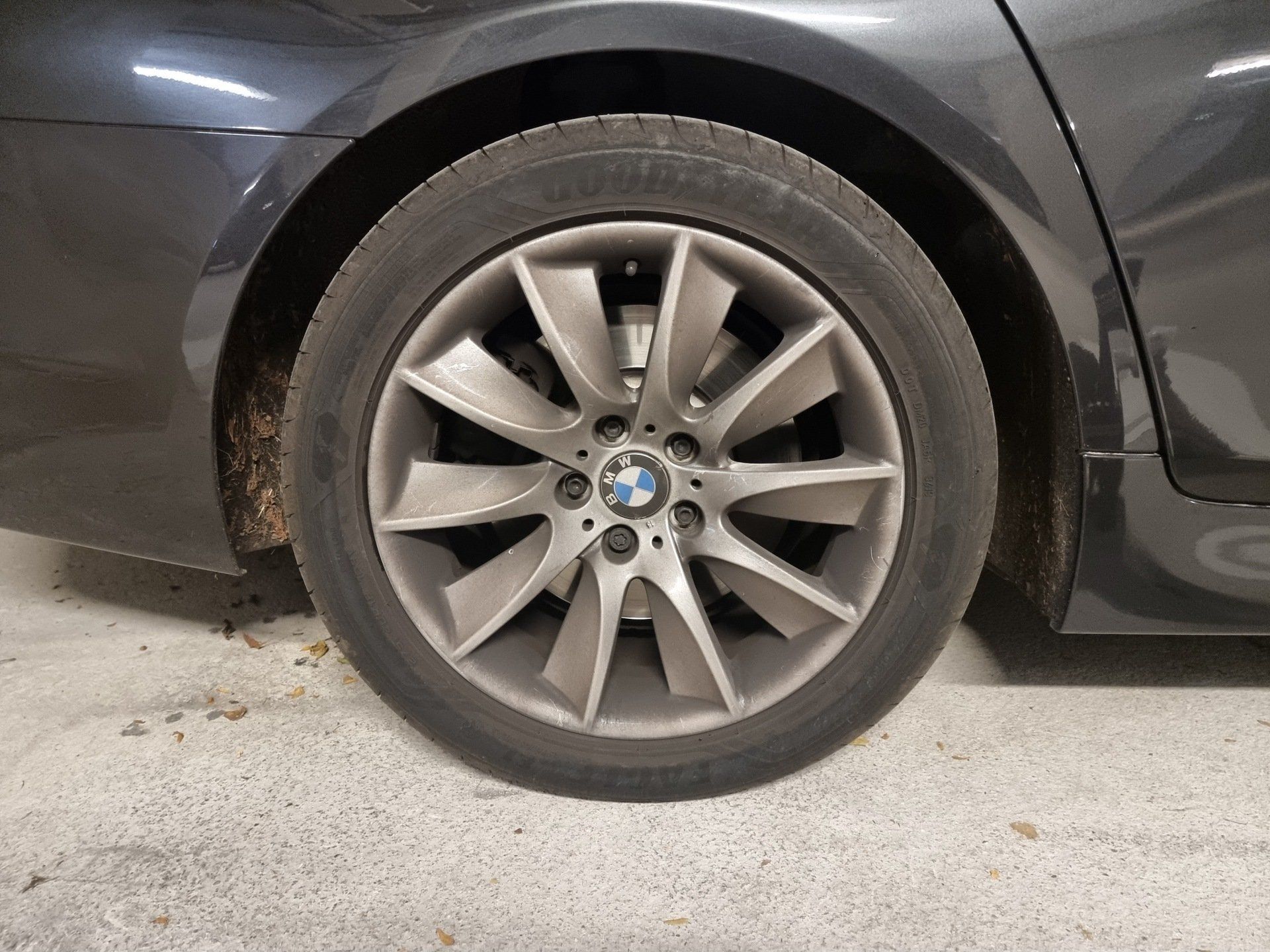 Pneus de bmw avant le nettoyage