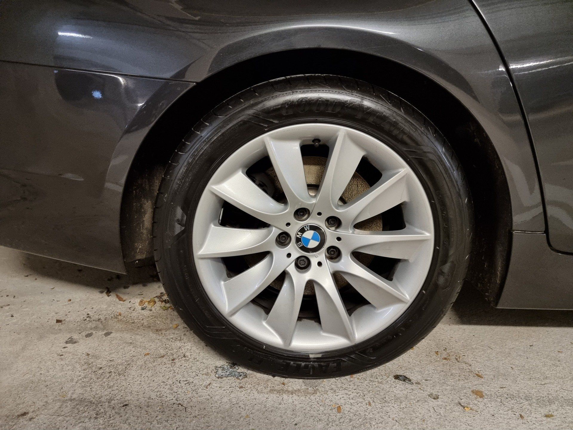 Pneu de bmw après le nettoyage par dapper Custom's