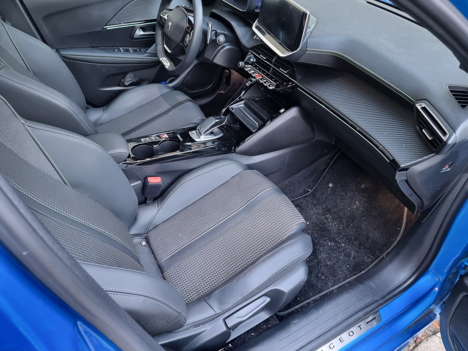 Intérieur sale d'une voiture bleue