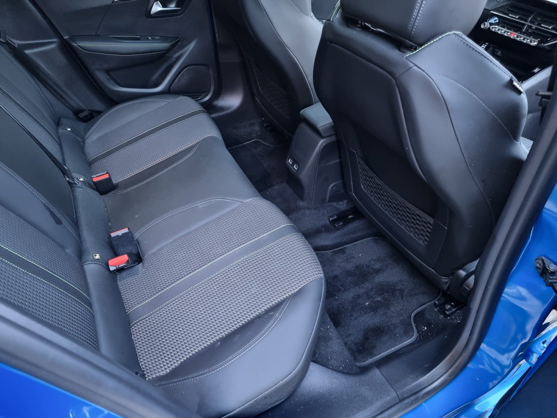 Intérieur d'une voiture bleue nettoyé par dapper Custom's