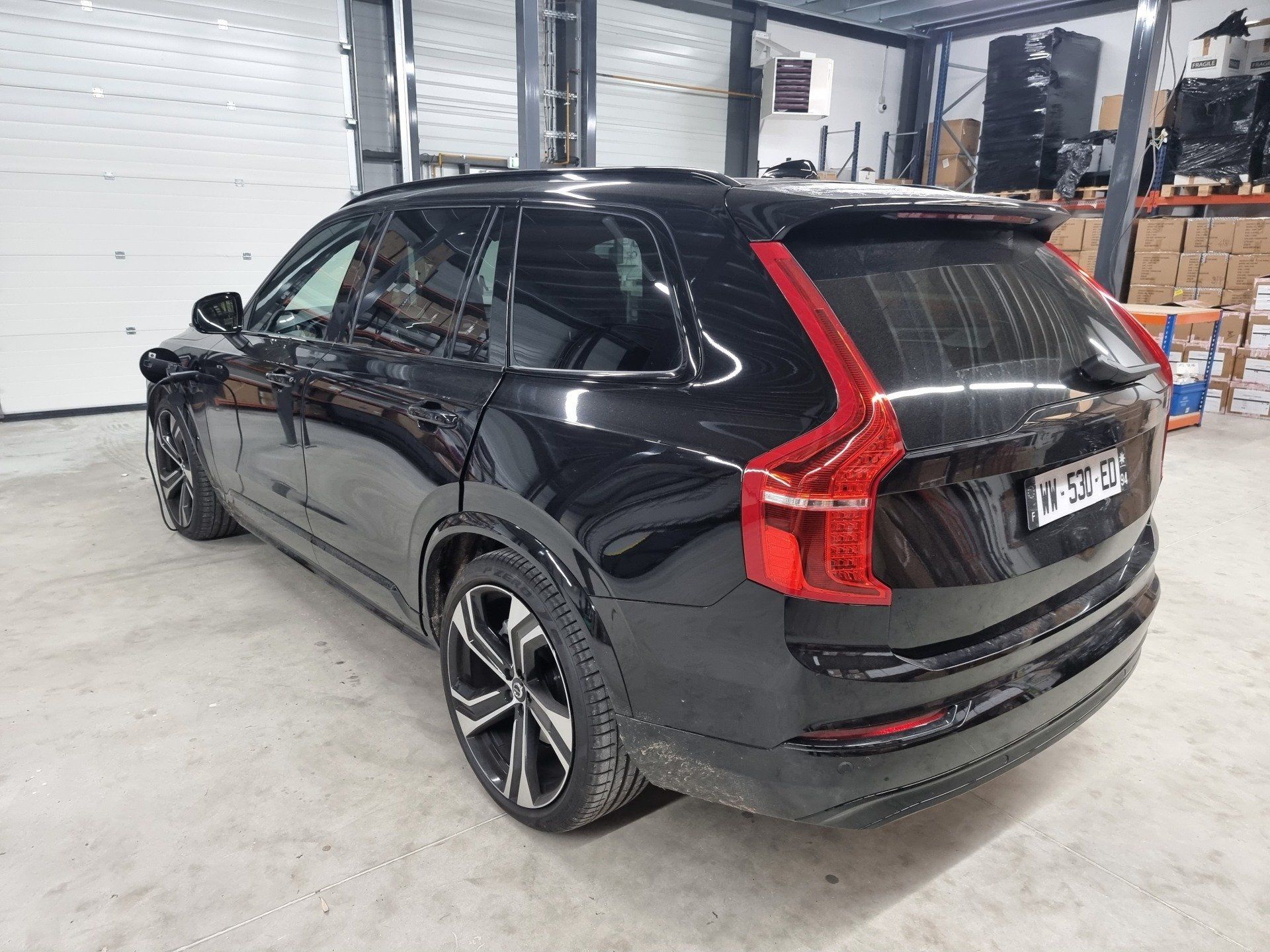 Voiture noire avant le nettoyage en profondeur par le technicien dapper custom's
