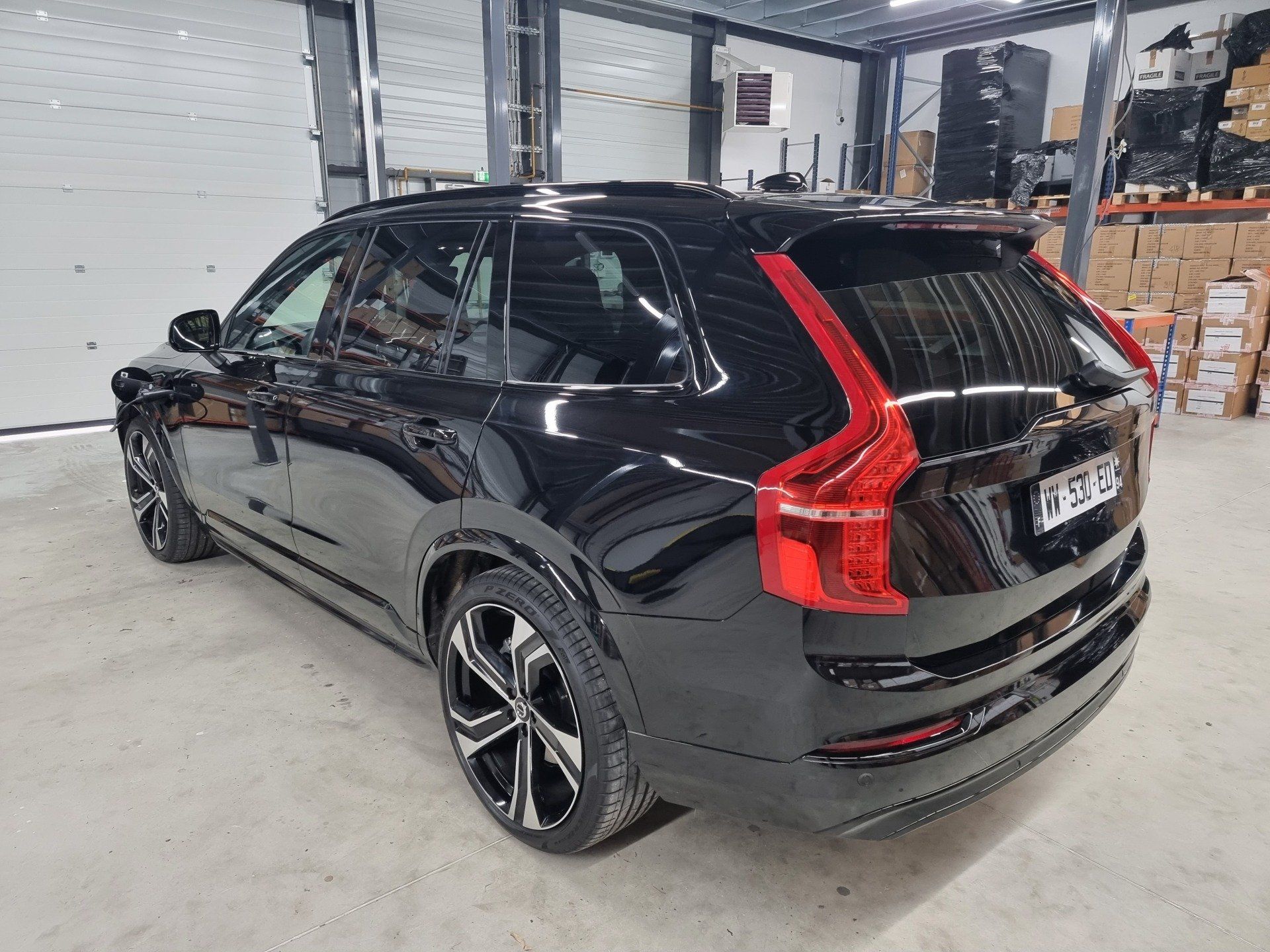 Voiture noire après le nettoyage en profondeur par le technicien dapper customs