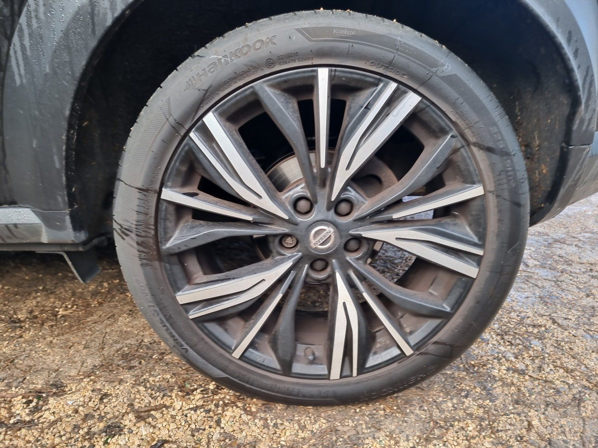 Pneu avec jante bicolore avant le nettoyage