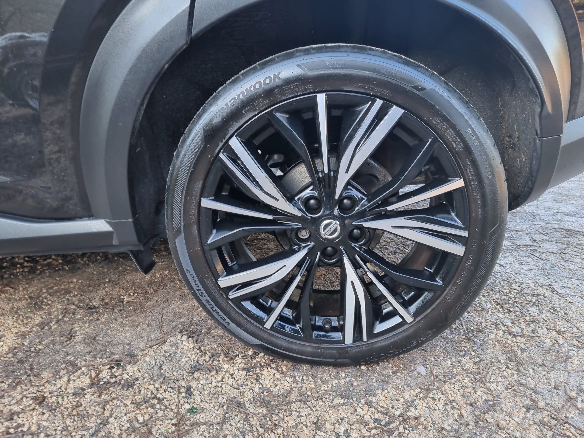 Pneu avec jante bicolore après le nettoyage