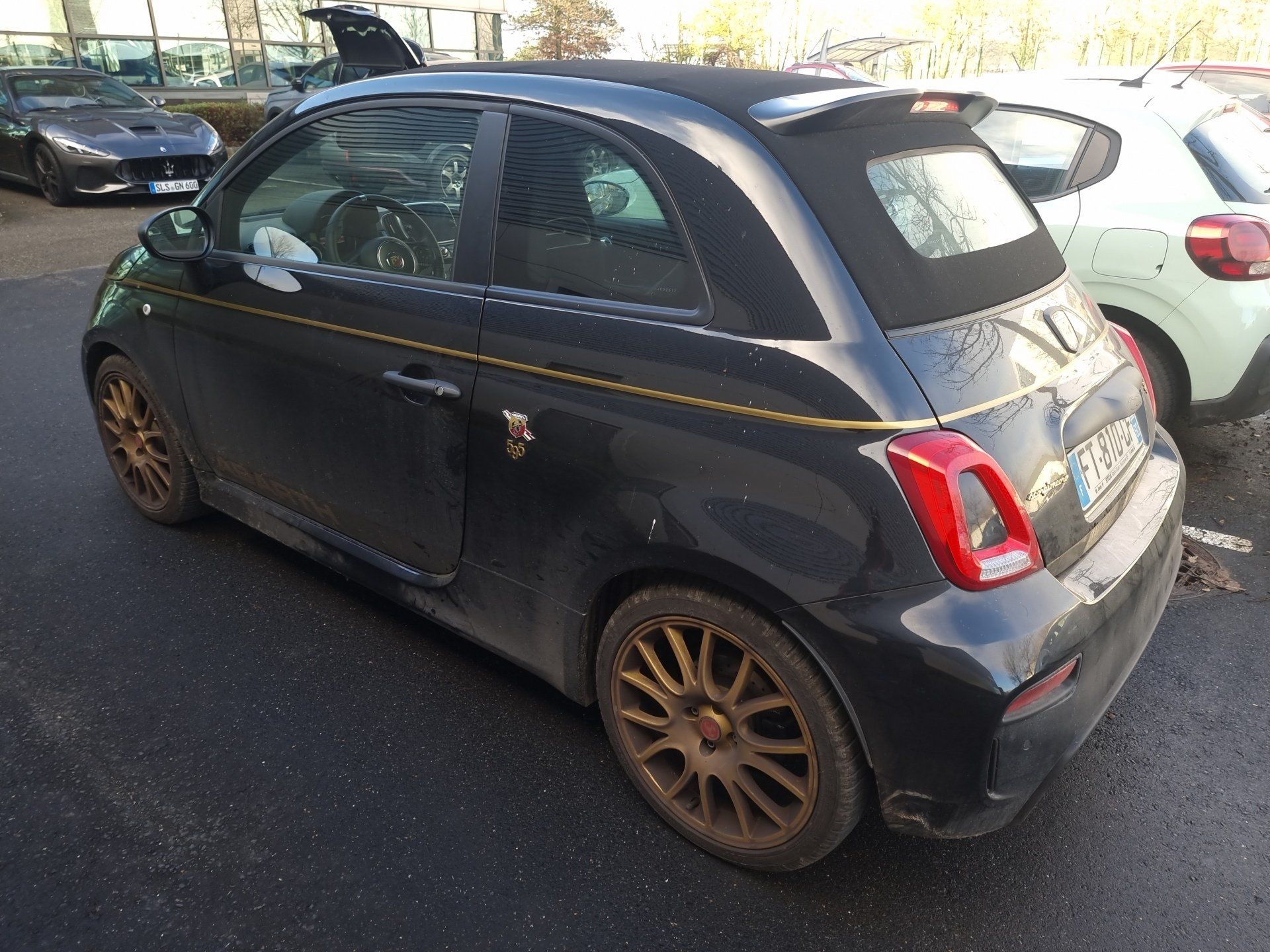 Voiture citadine sale avant le passage de dapper custom's