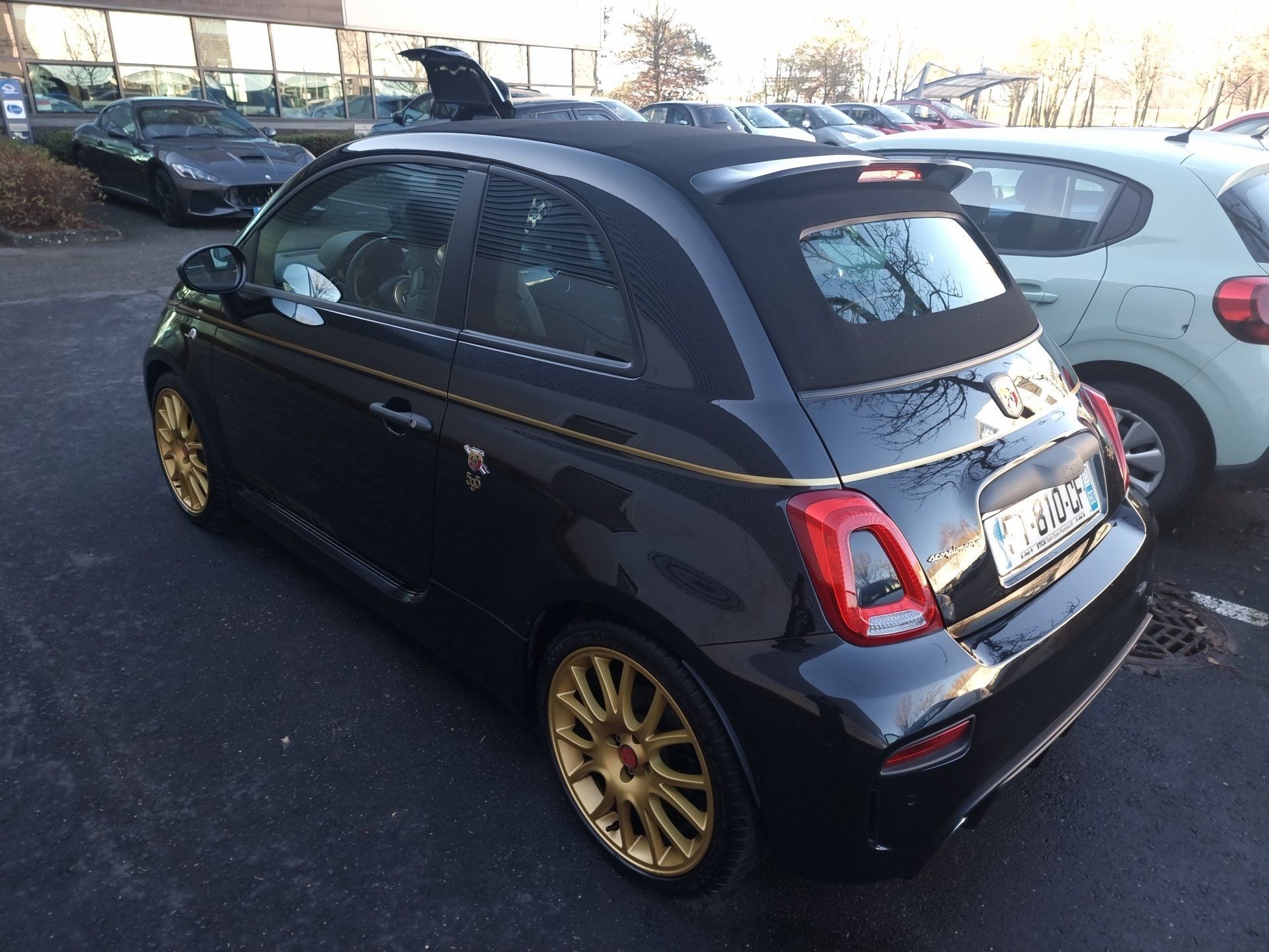 Voiture citadine sale avant le passage de dapper custom's