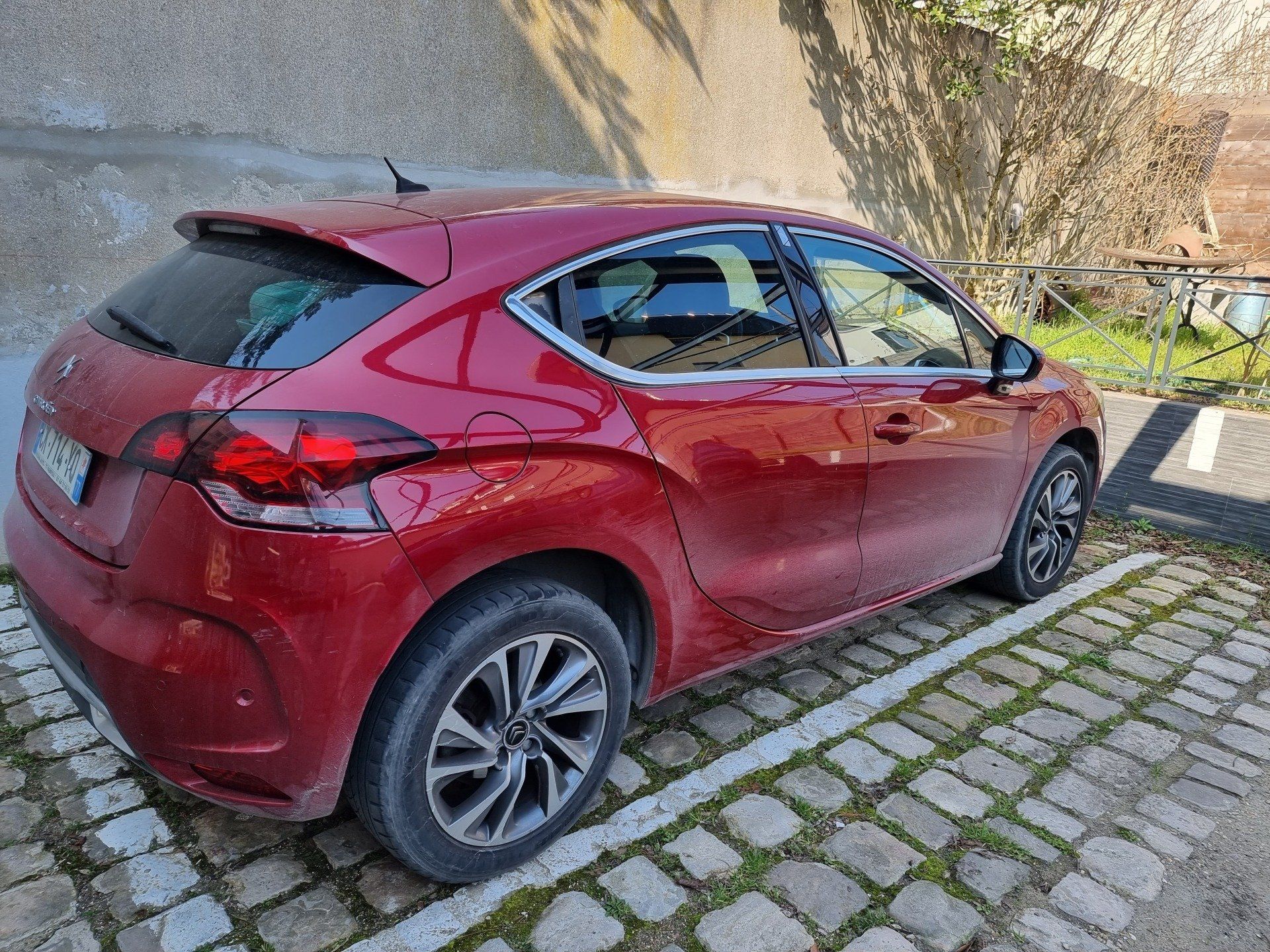 Voiture rouge sale avant le passage du technicien Dapper Custom's
