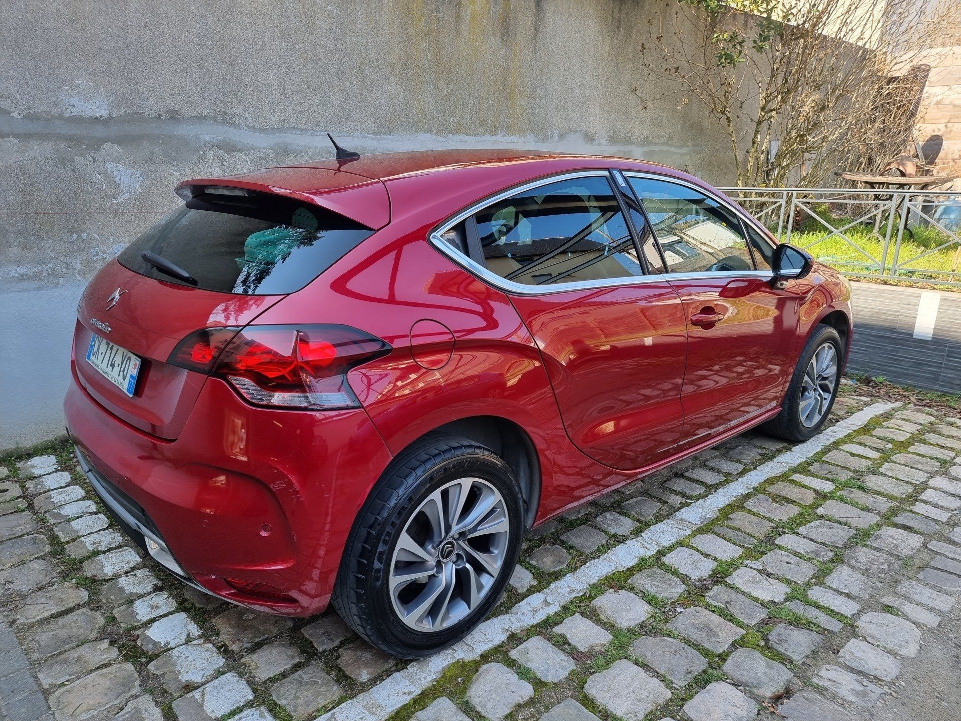 Voiture rouge nettoyée par le technicien Dapper Custom's