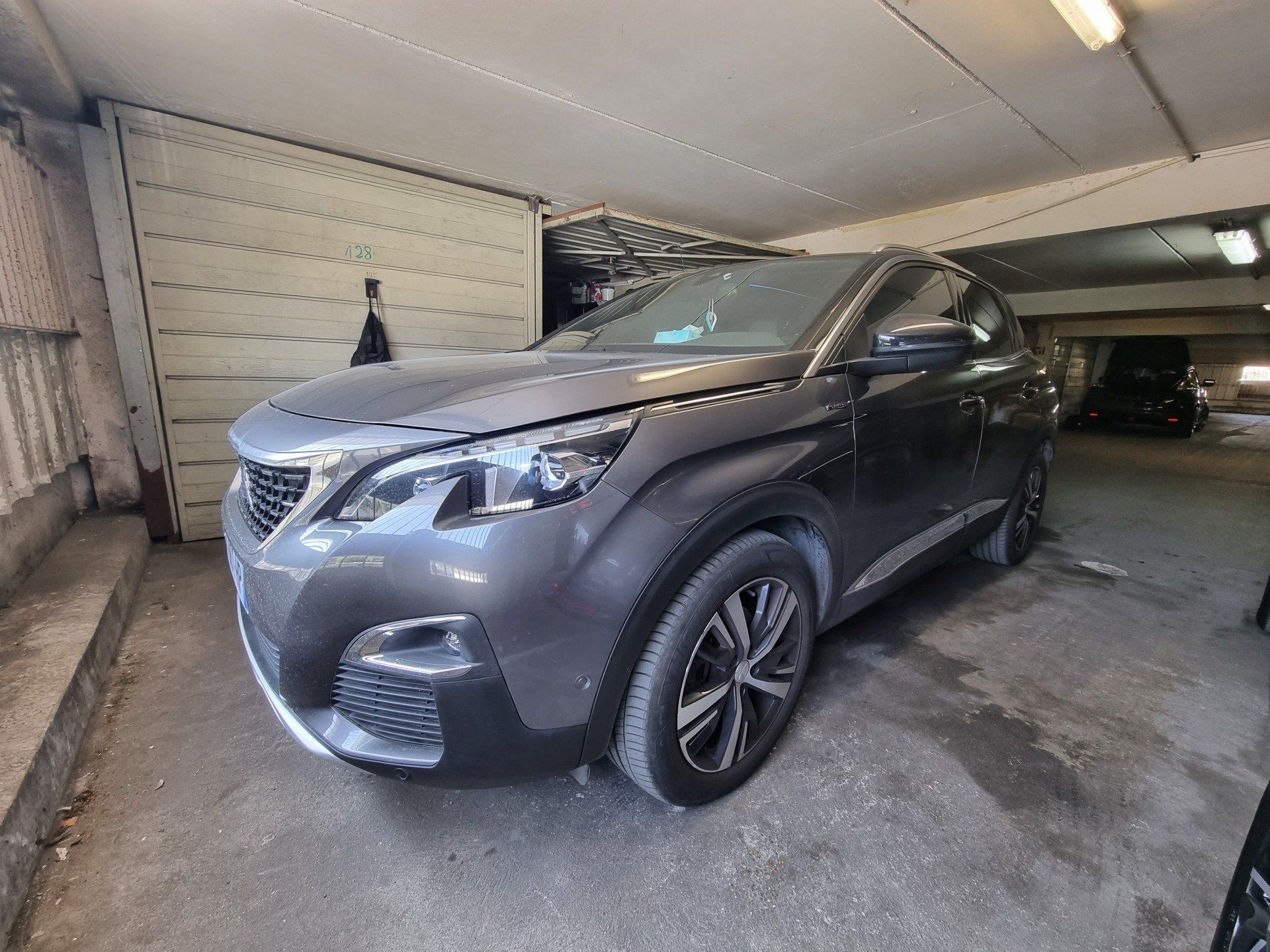 Voiture grise à la carosserie sale