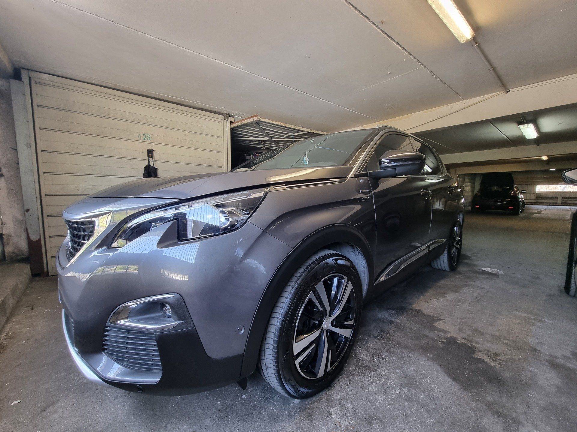 Voiture grise à la carosserie nettoyée par dapper Custom's