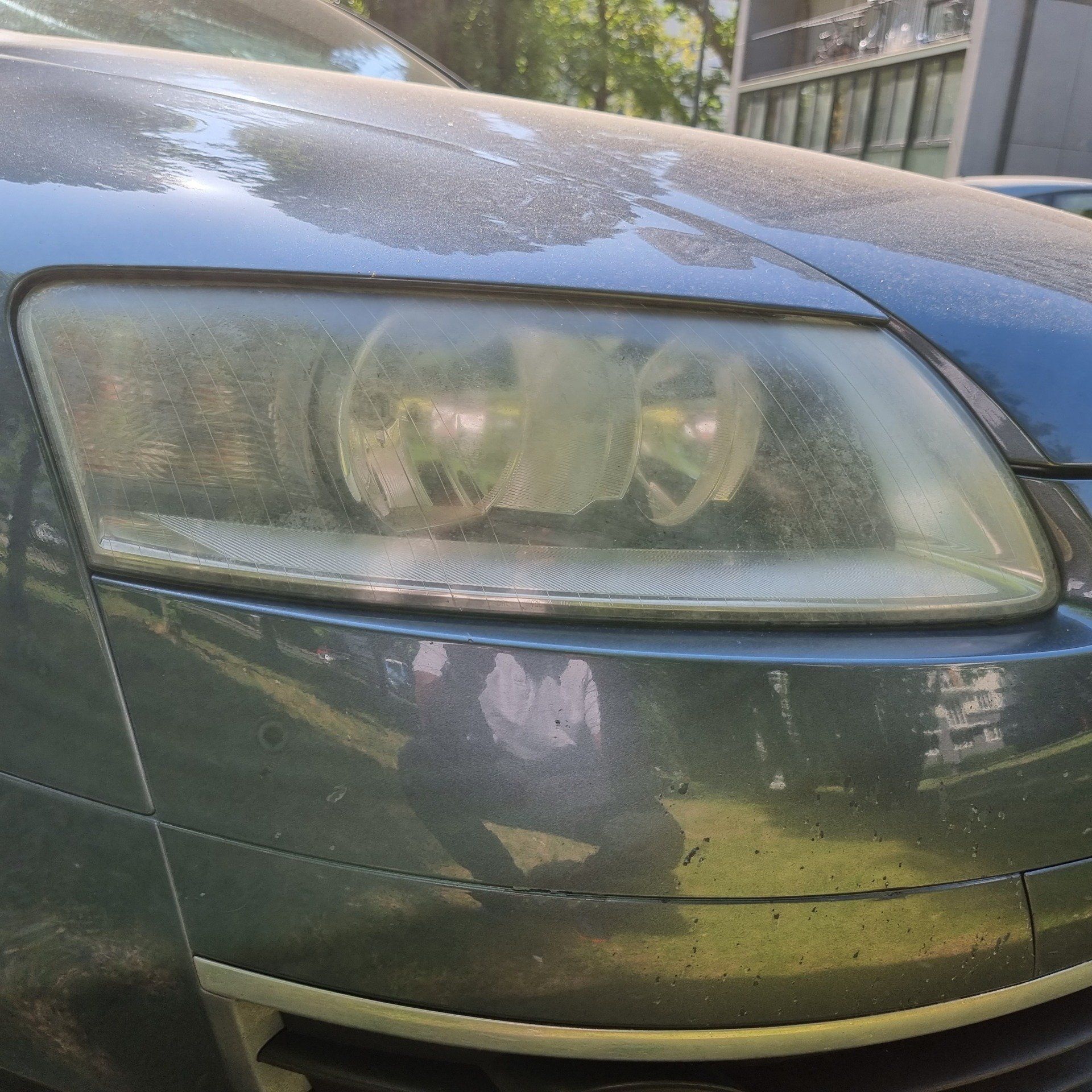 Feu avant de voiture grise encrassé