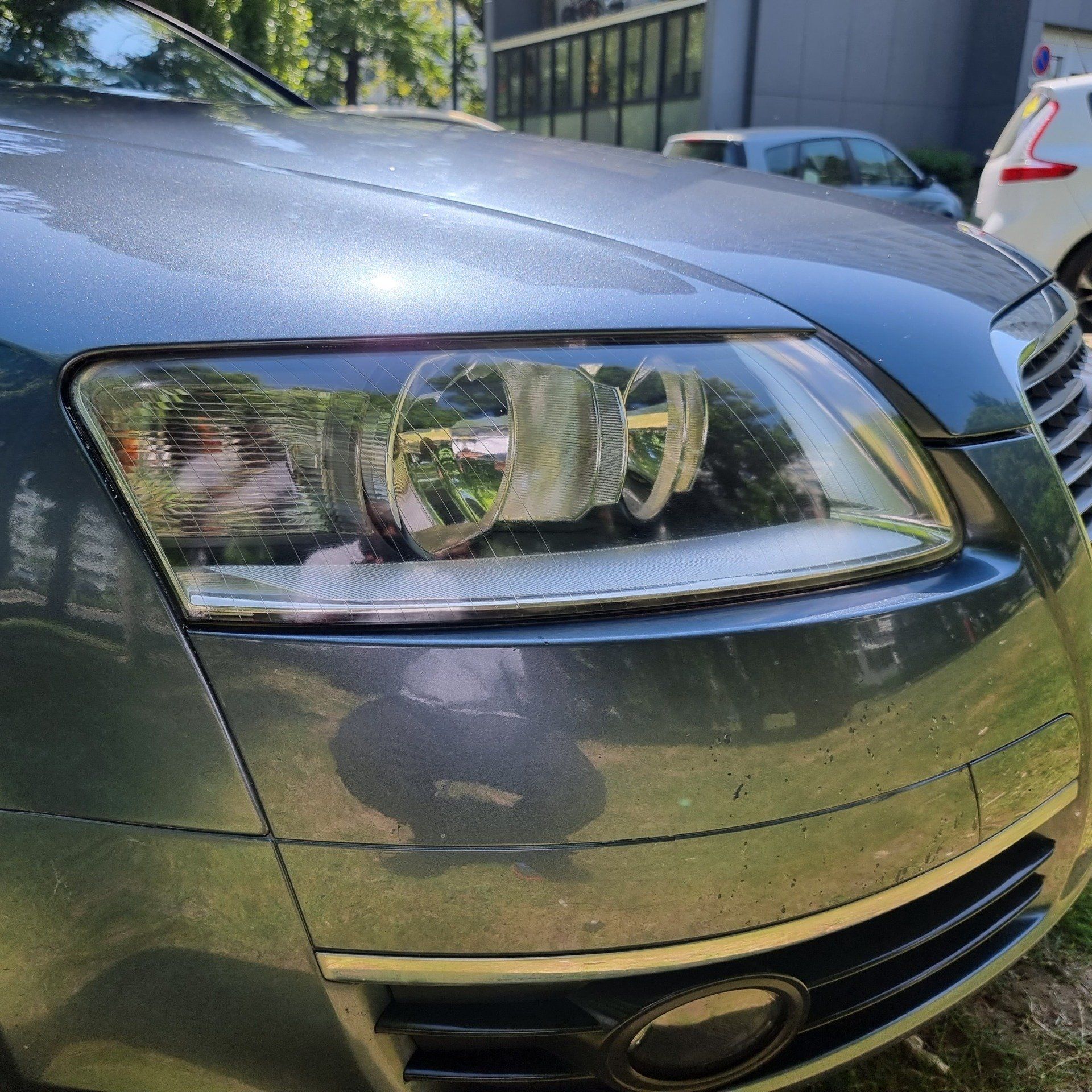 Feu avant de voiture grise nettoyé par Dapper Custom's