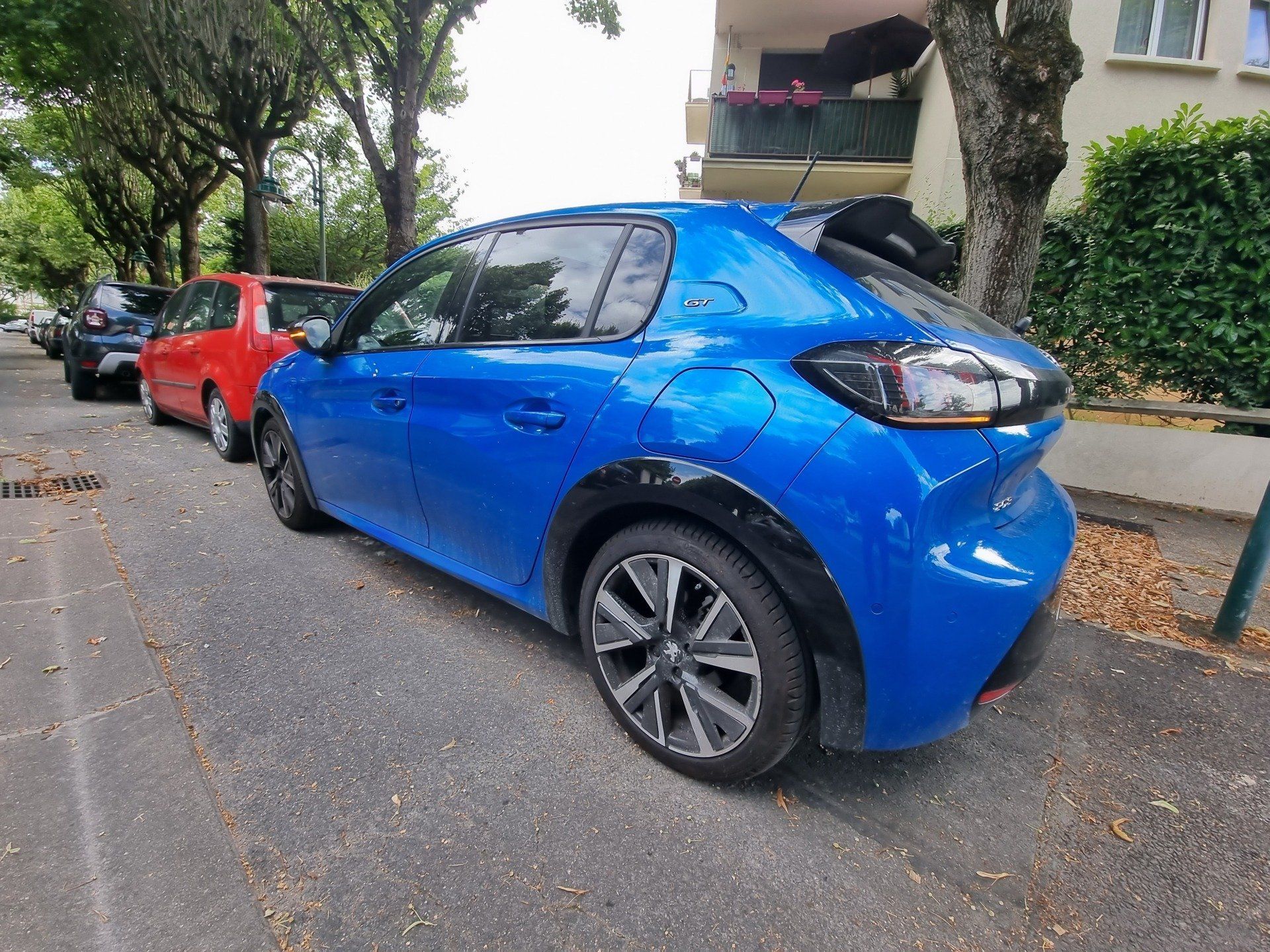 Voiture bleue à la carosserie sale